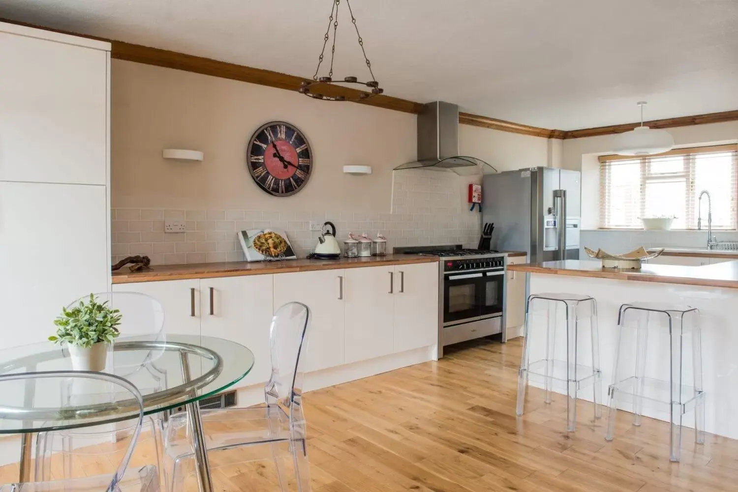 Kitchen/Kitchenette in The Bear Hotel