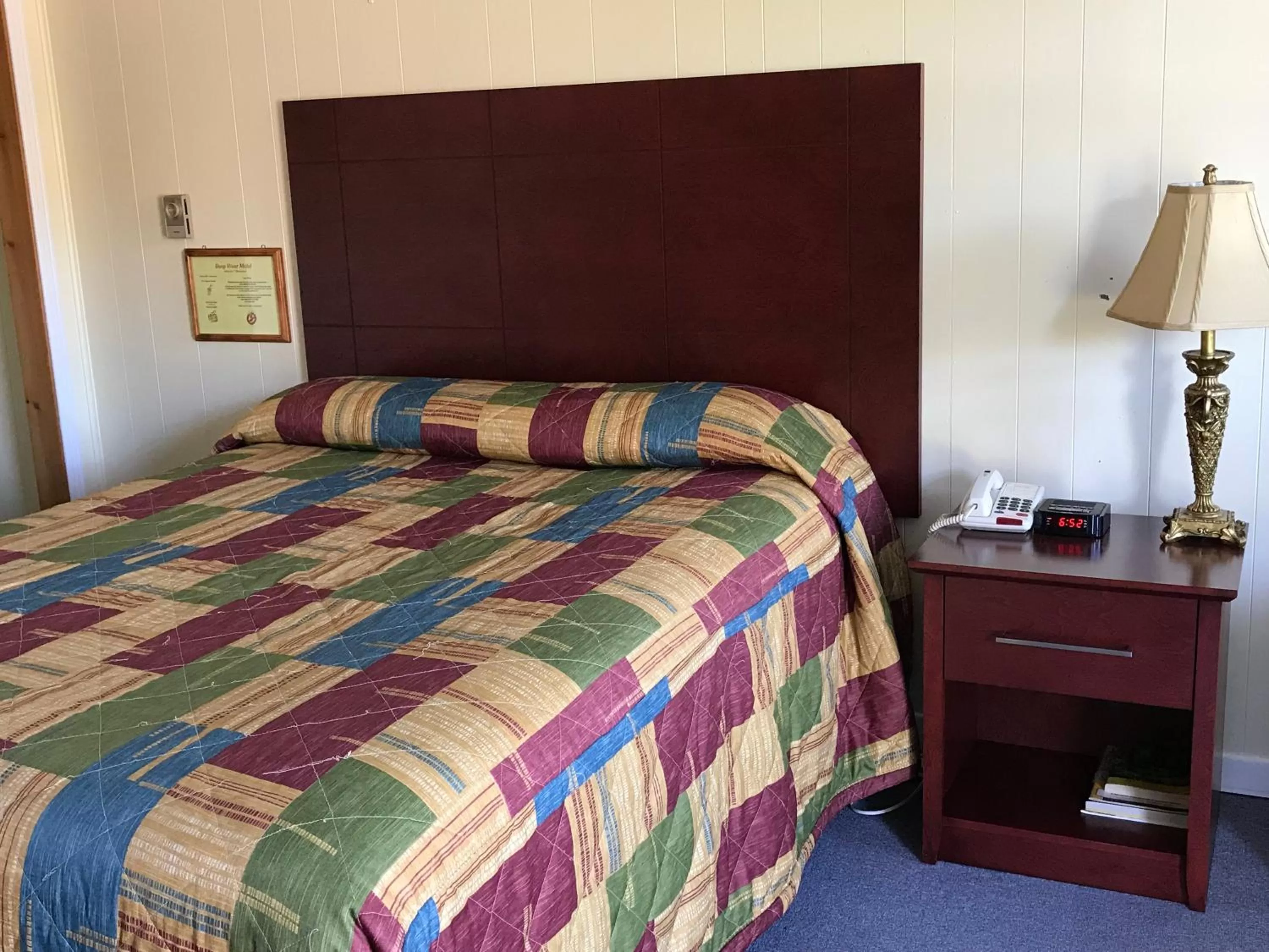 Bed in Deep River Motel