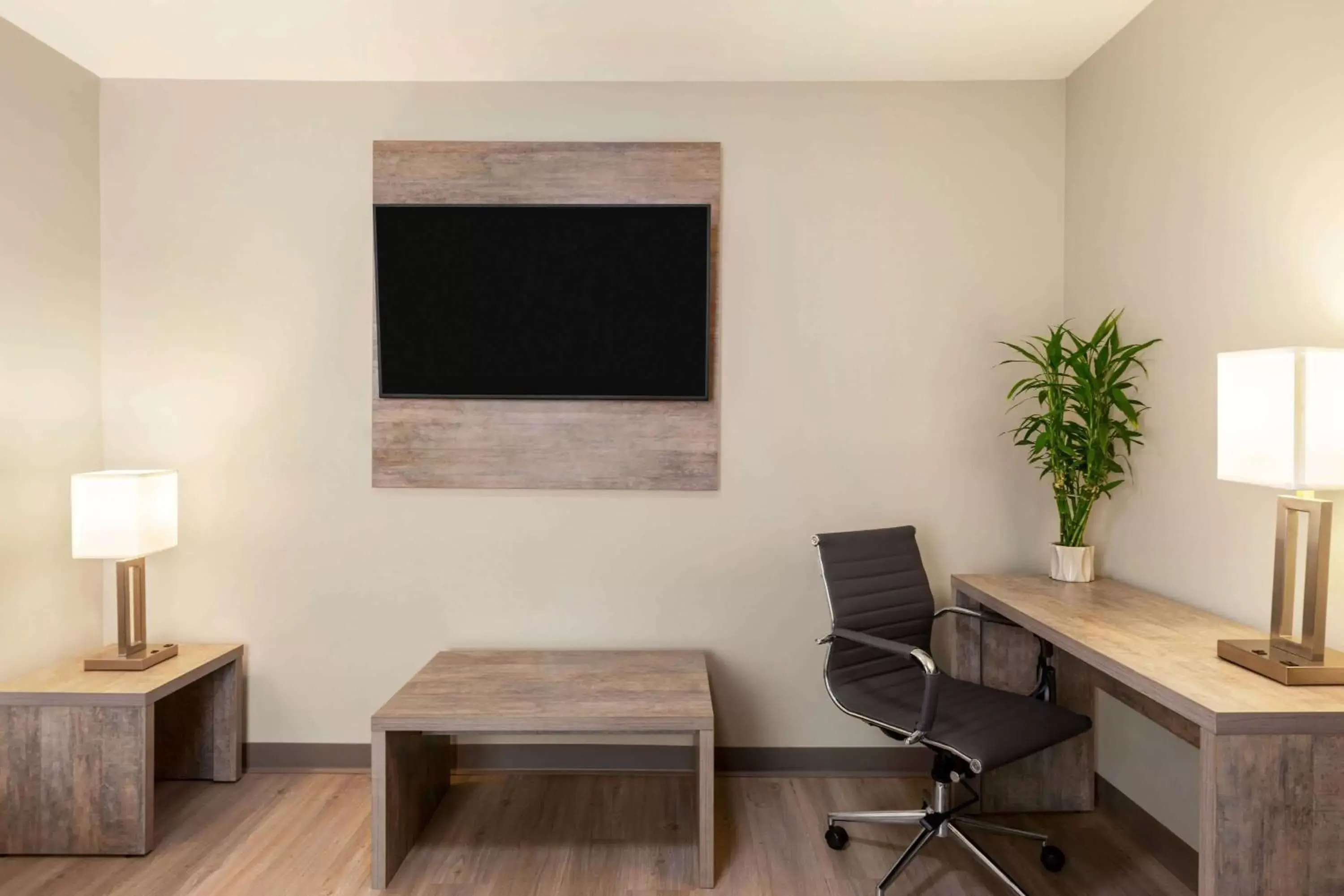 Photo of the whole room, TV/Entertainment Center in Days Inn & Suites by Wyndham Bowling Green