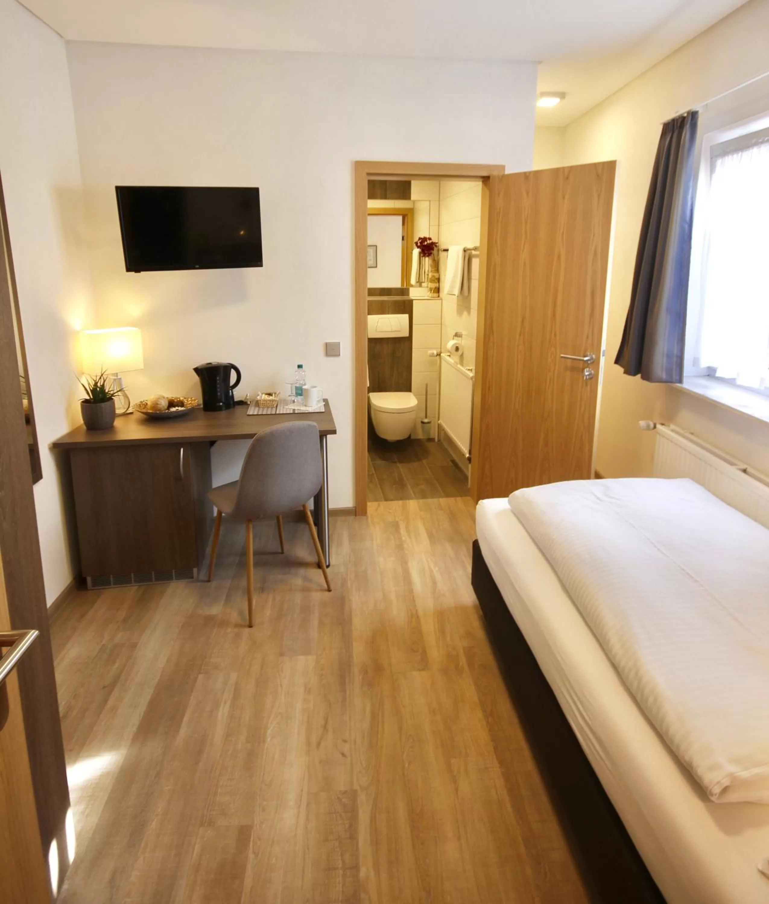 Toilet, Bed in Gästehaus zur Sonne