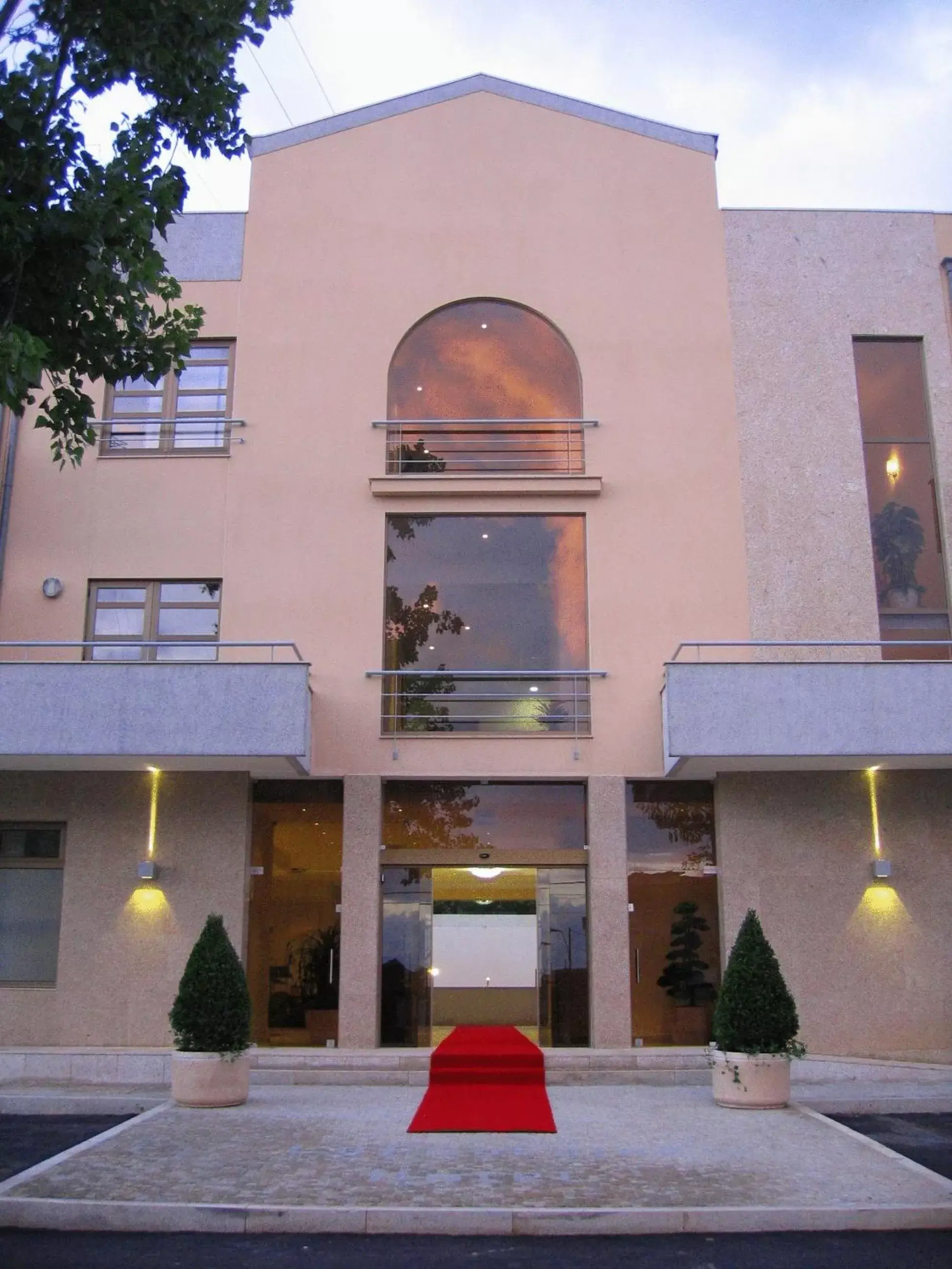 Facade/entrance, Property Building in Hotel La Fontaine