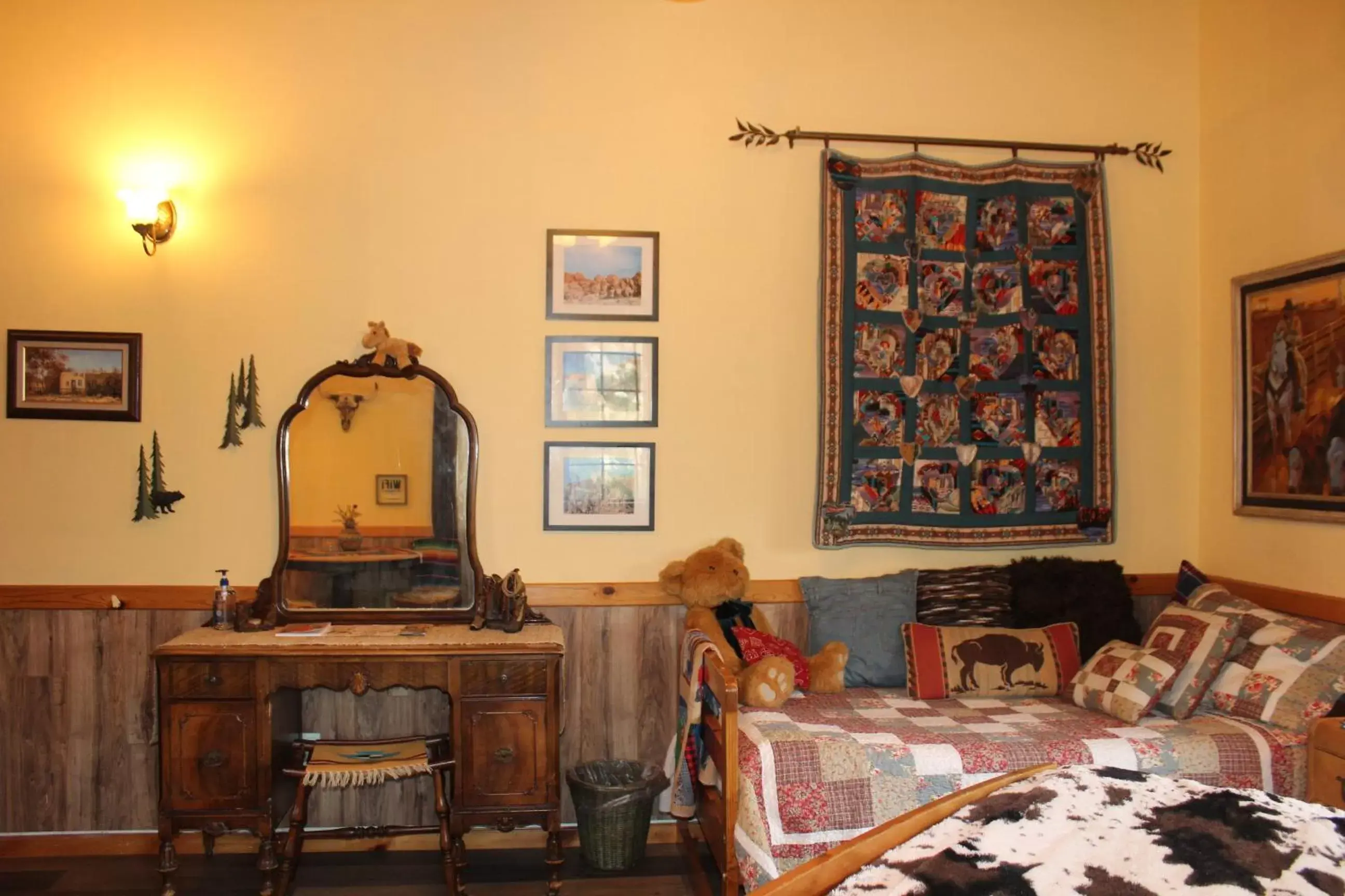 Photo of the whole room, Seating Area in The Old Bear BnB
