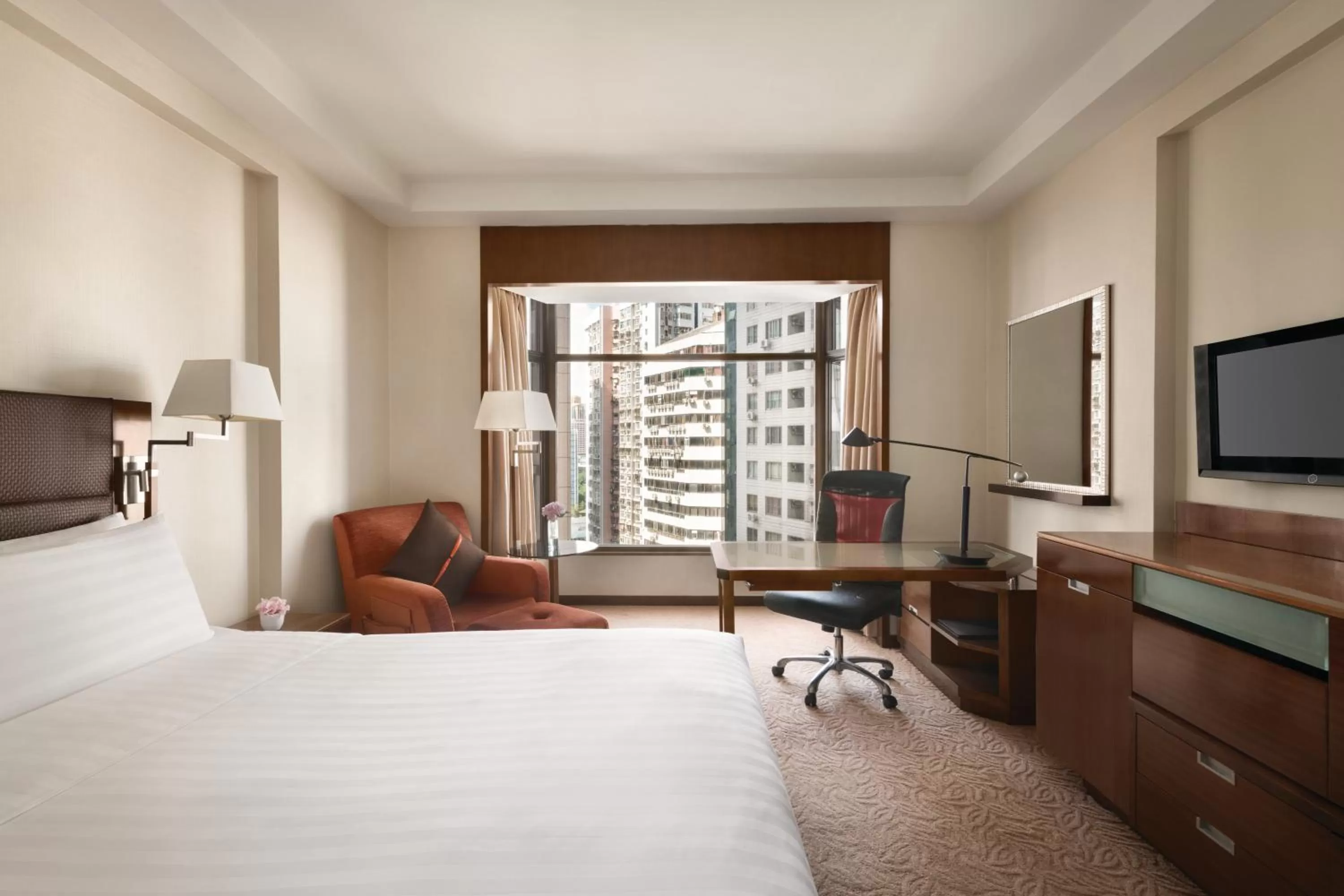 Photo of the whole room, Bed in Shangri-La Shenzhen - Nearby Luohu Border, Outdoor Swimming Pool