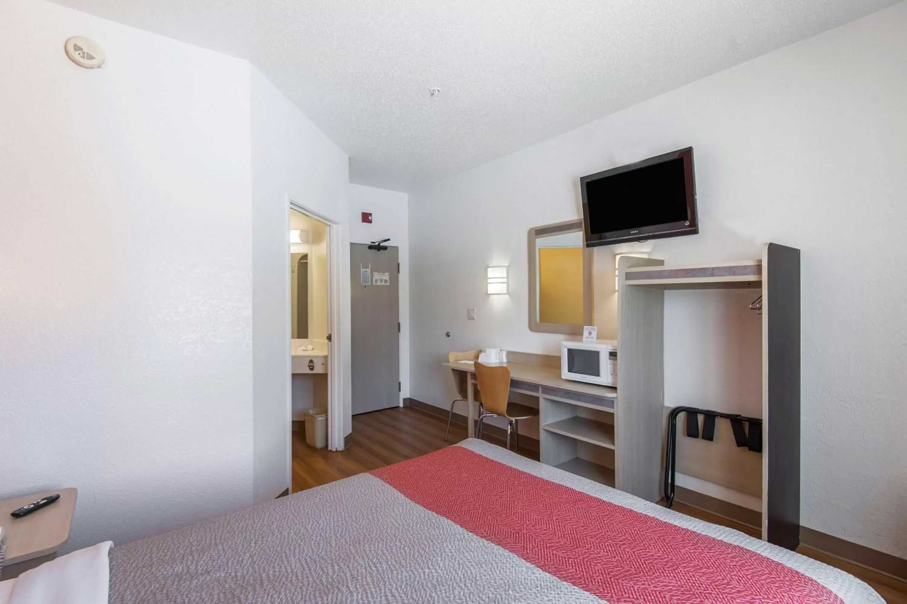 Photo of the whole room, Bed in Motel 6-Junction City, KS