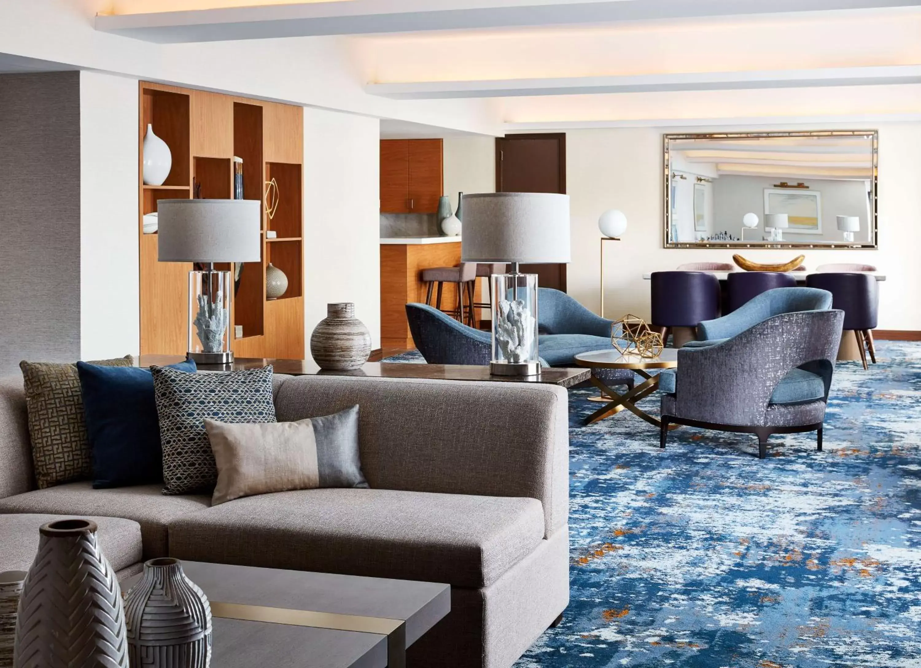Living room, Seating Area in New York Hilton Midtown