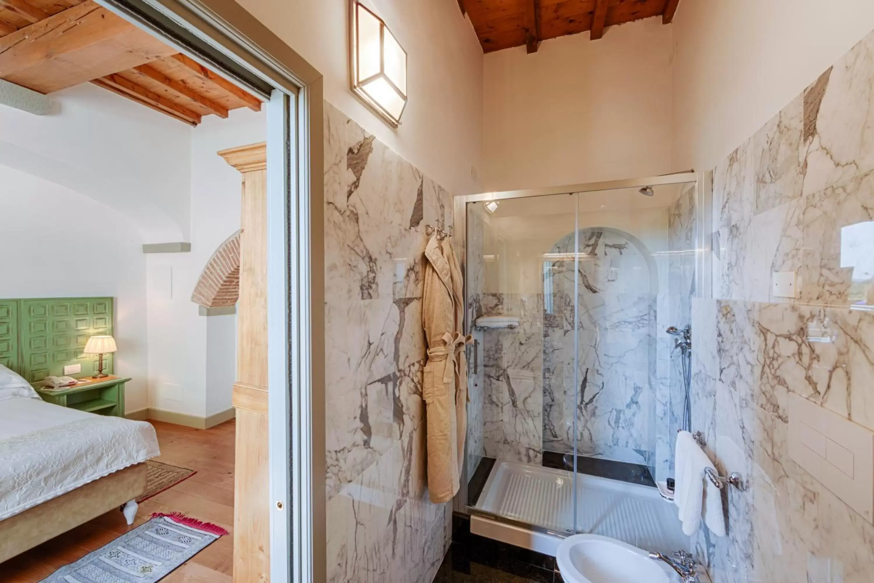 Photo of the whole room, Bathroom in Hotel Mulino di Firenze - WorldHotels Crafted