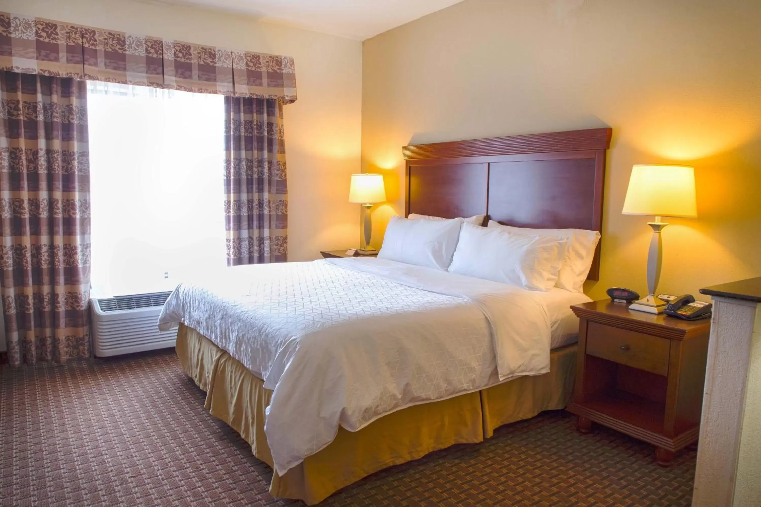 Photo of the whole room, Bed in Holiday Inn Express Hotel & Suites Center, an IHG Hotel