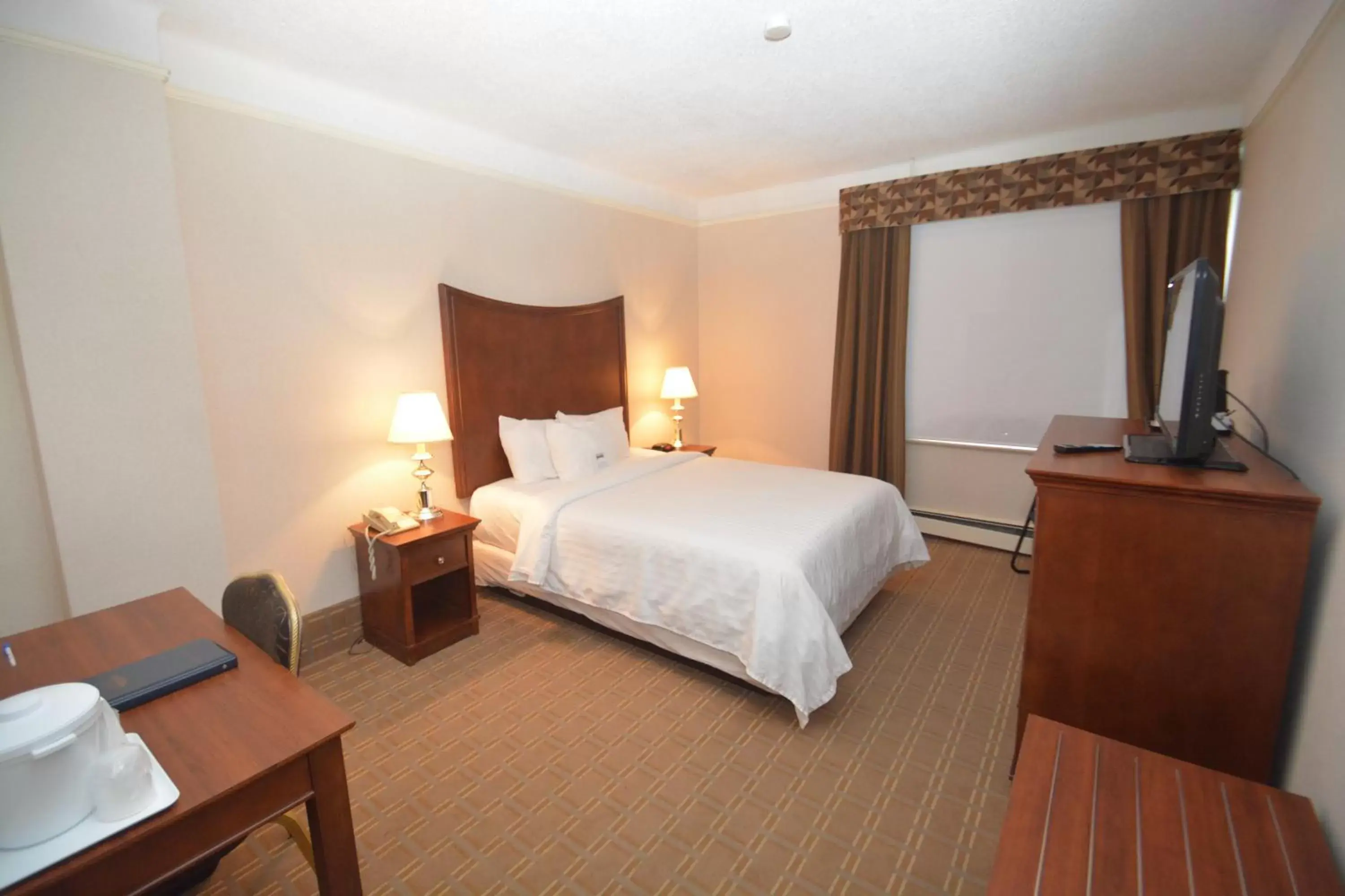 Bathroom, Bed in Prince Arthur Waterfront Hotel & Suites