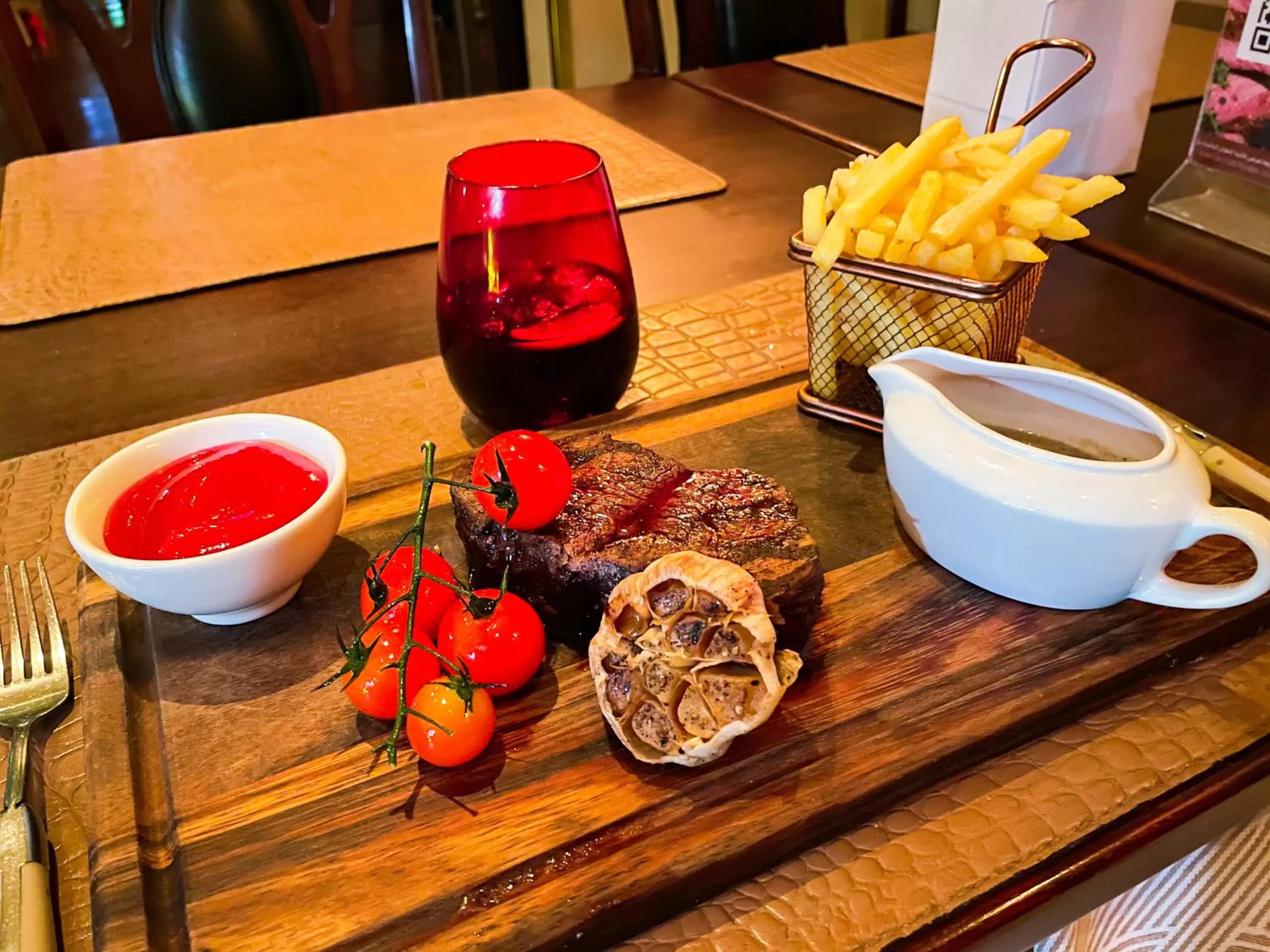 Food and drinks in Mövenpick Grand Al Bustan