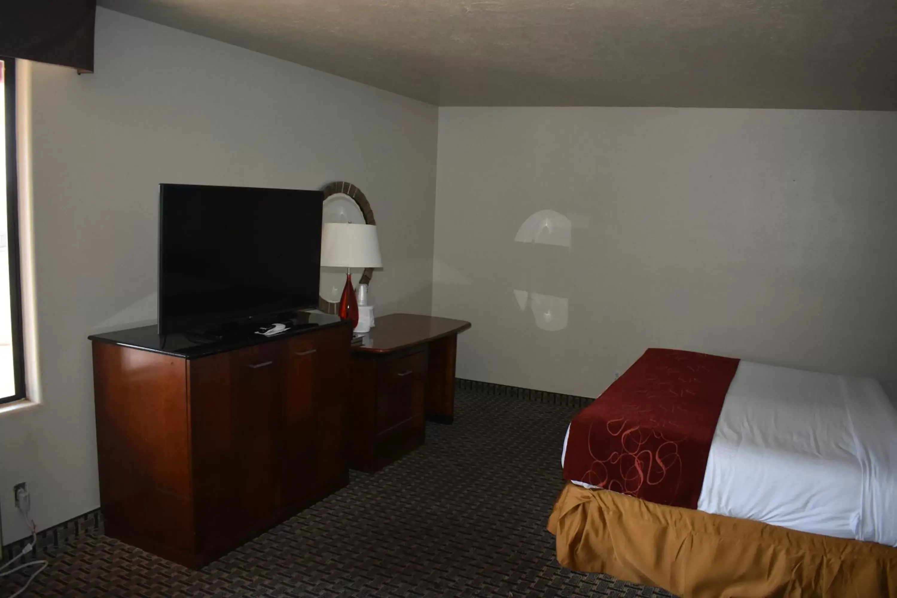 Bed, TV/Entertainment Center in Rodeway Inn Kanab - National Park Area