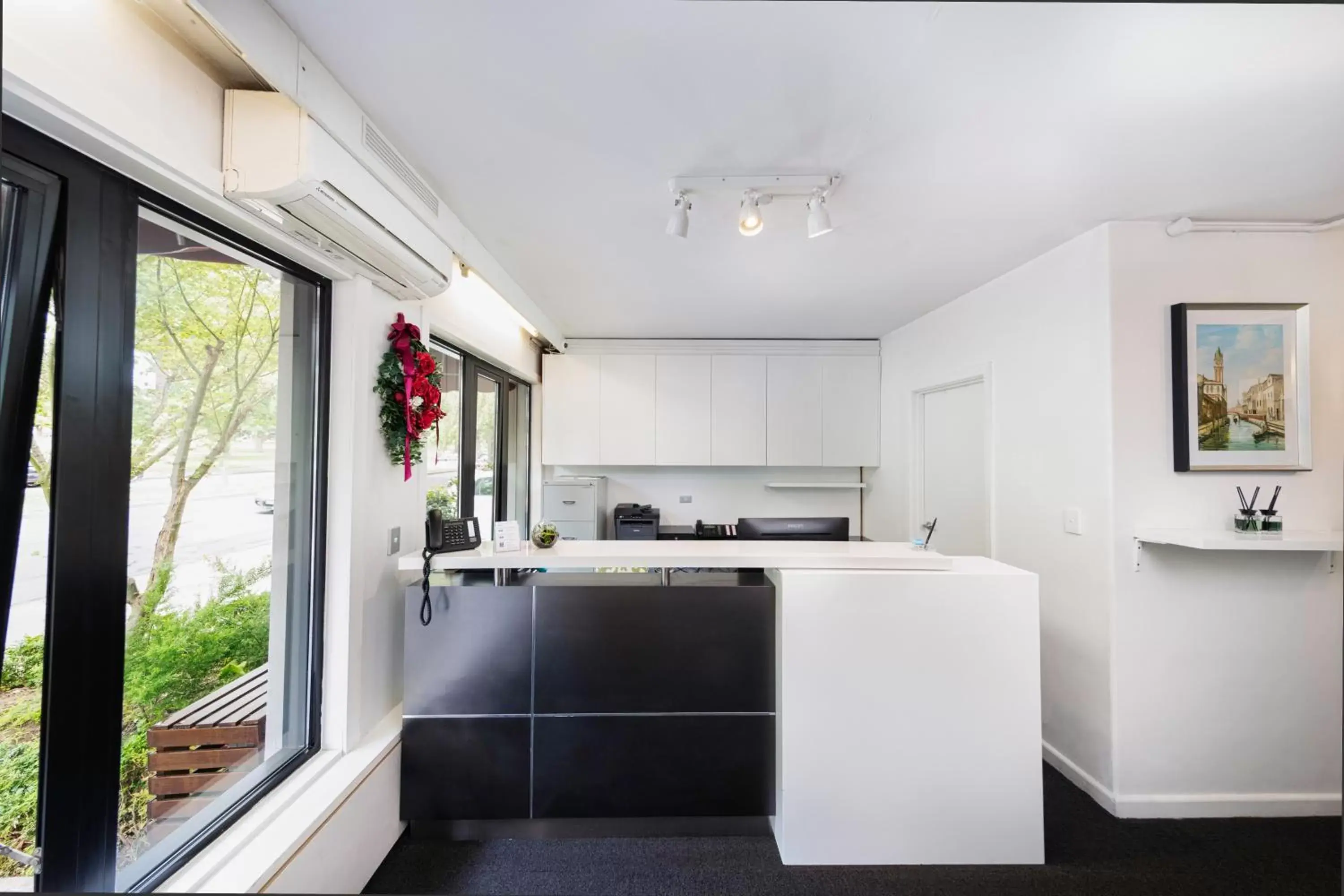 Lobby or reception, Kitchen/Kitchenette in Comfort Hotel East Melbourne