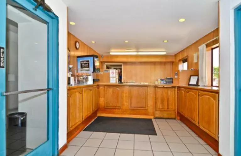 Kitchen/Kitchenette in America's Best Value Inn of Novato