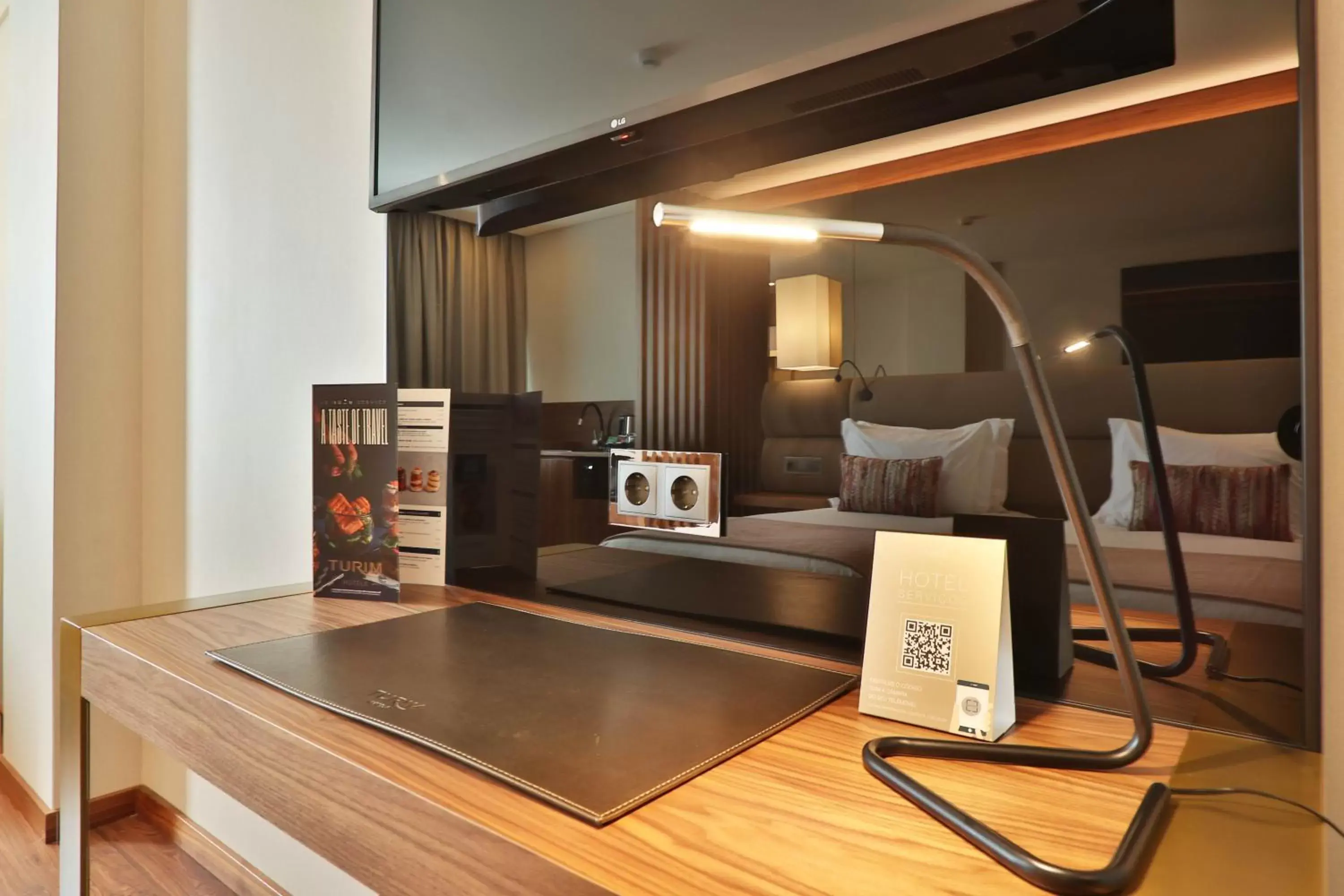Bedroom, Kitchen/Kitchenette in TURIM Iberia Hotel