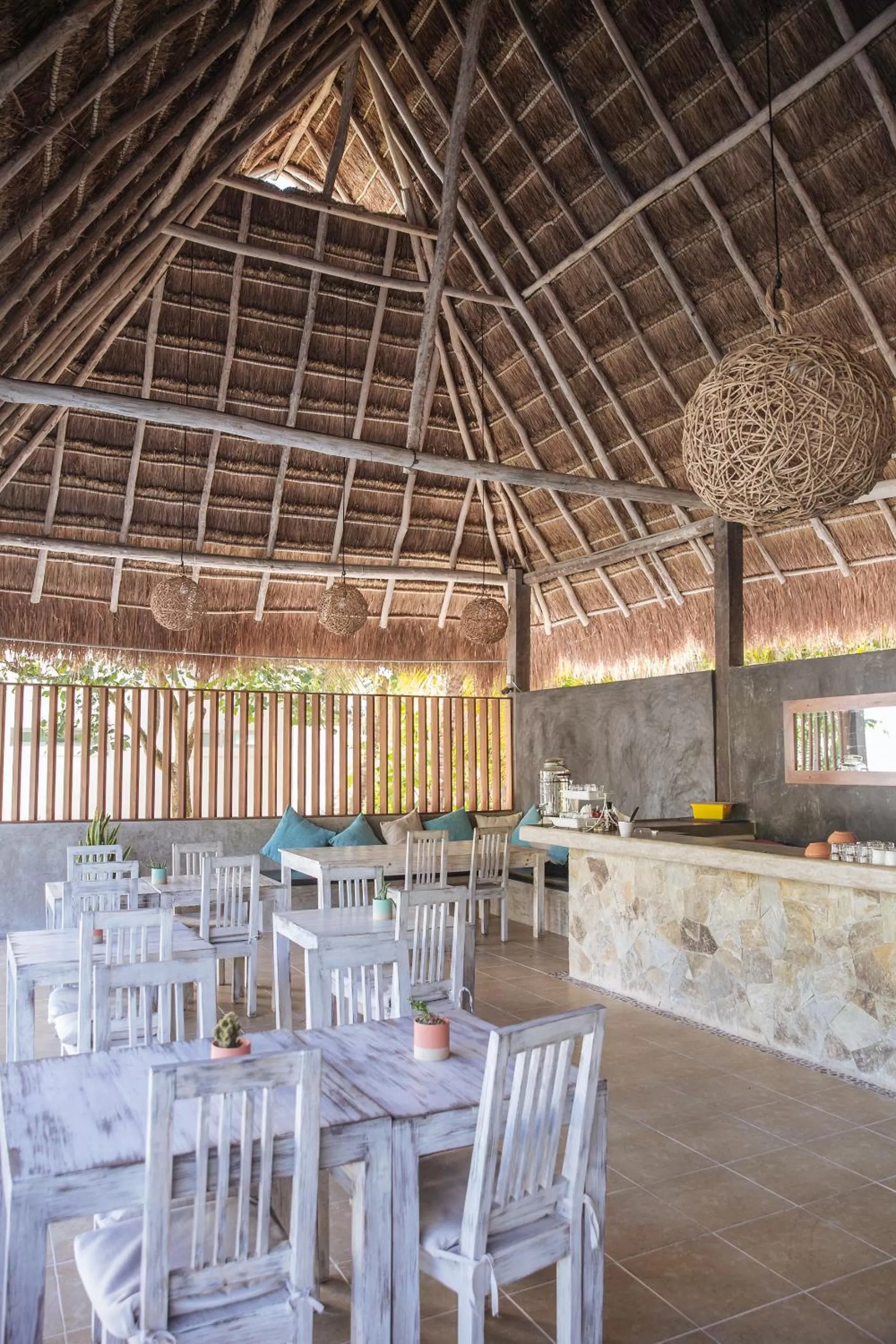 Restaurant/places to eat in Villas H2O