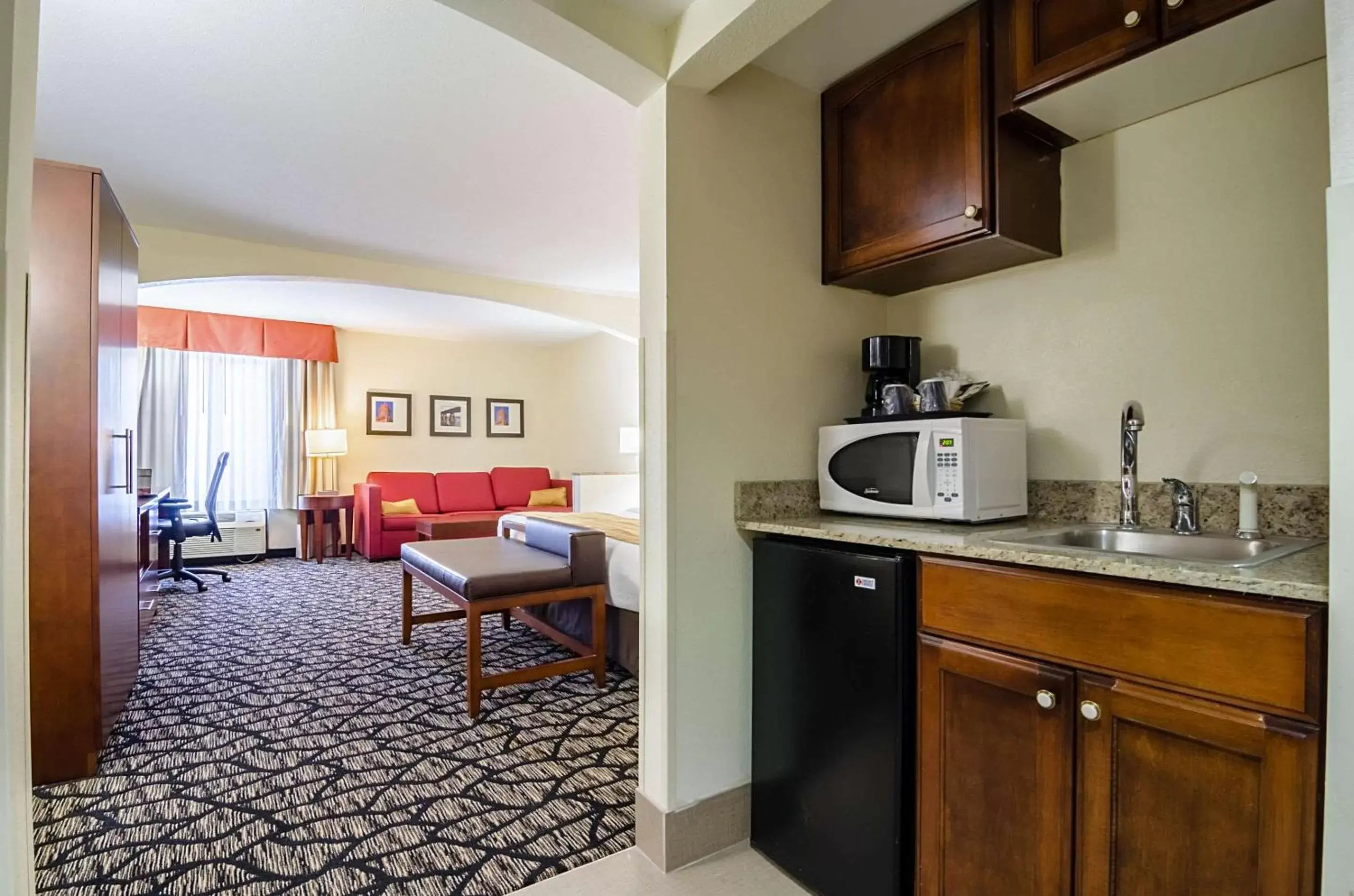 Photo of the whole room, Kitchen/Kitchenette in Comfort Suites Innsbrook - Short Pump