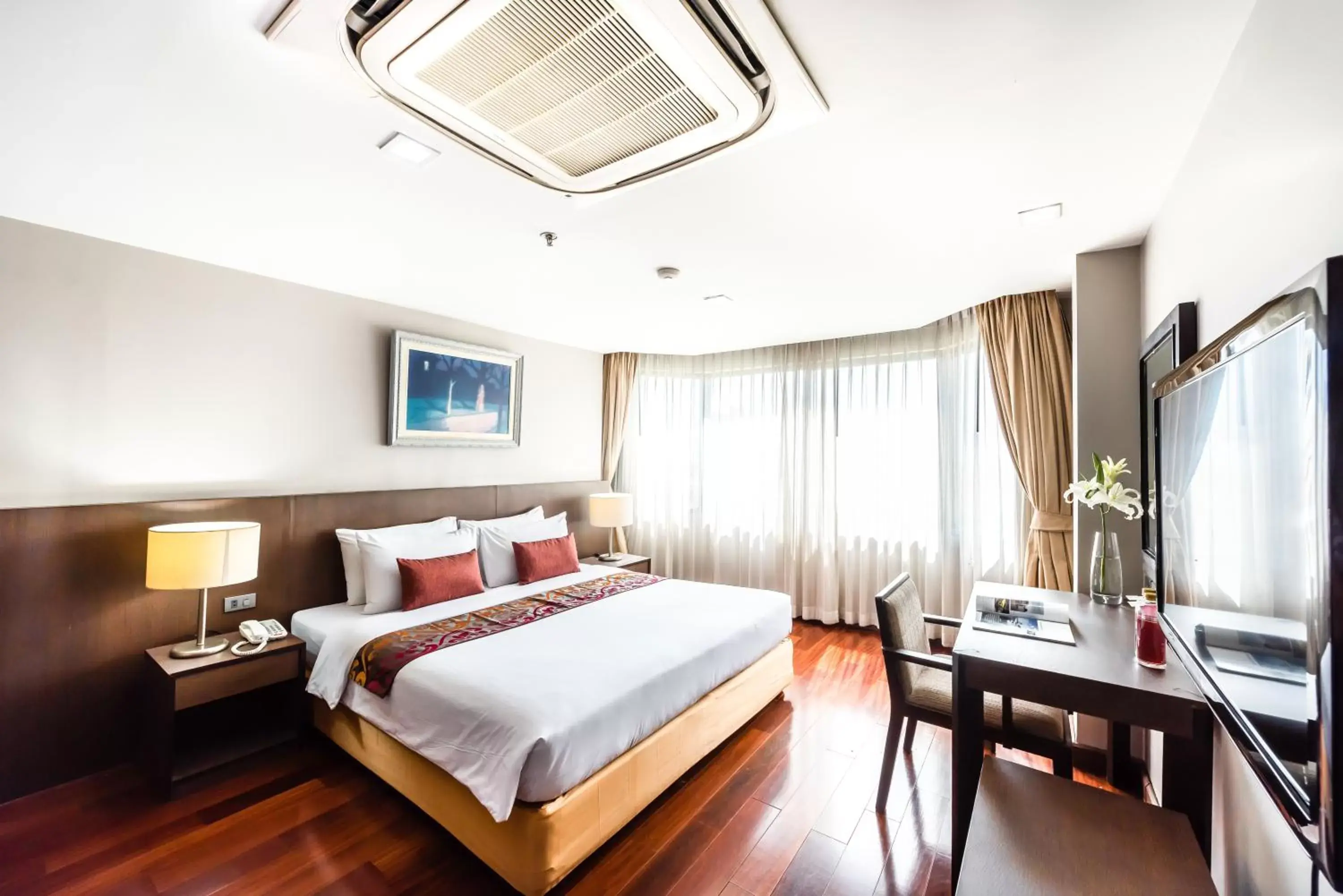 TV and multimedia in Royal Suite Hotel Bangkok