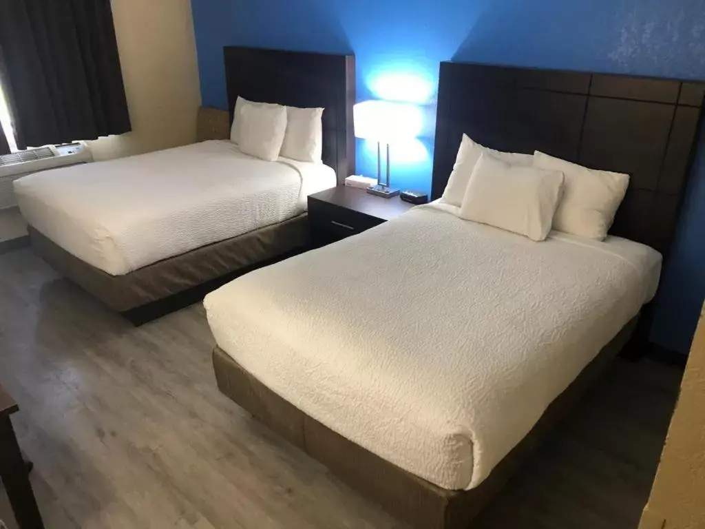 Double Room with Two Double Beds - Non-Smoking in wallaceburg inn Double Room with Two Double Beds - Non-Smoking in wallaceburg inn