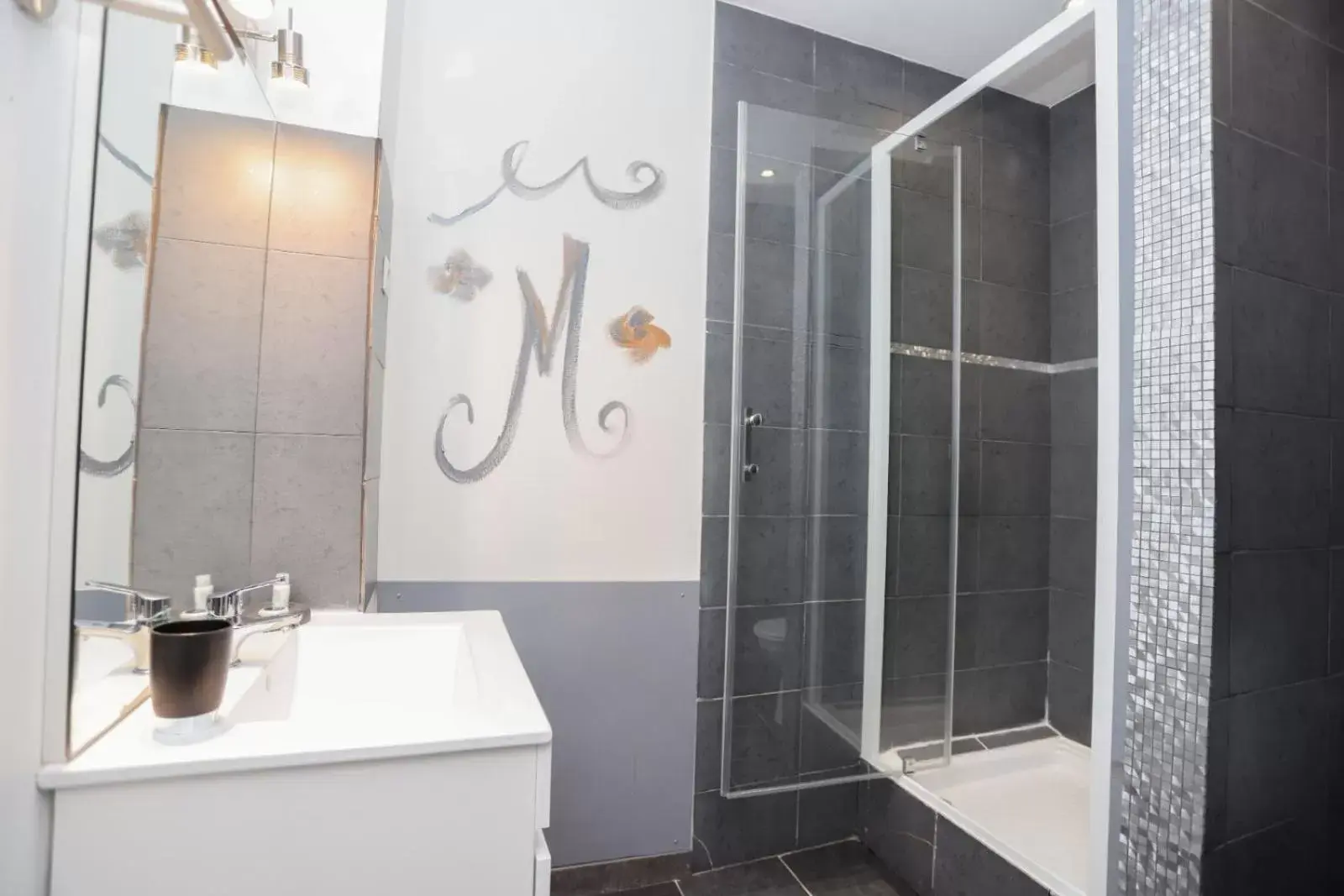 Shower, Bathroom in Hostellerie LE PANEL