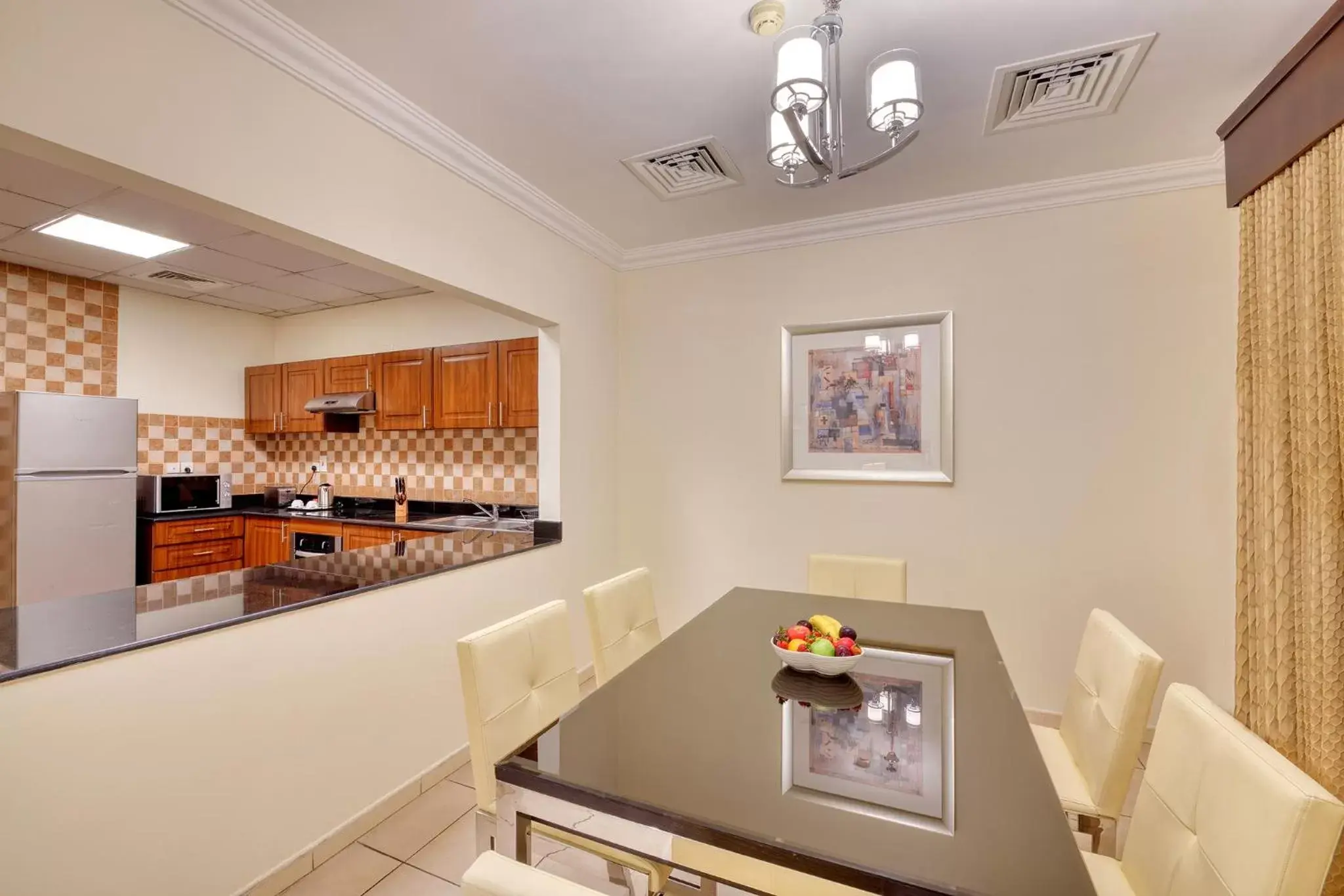 Dining area, Kitchen/Kitchenette in Pearl Marina Hotel Apartments