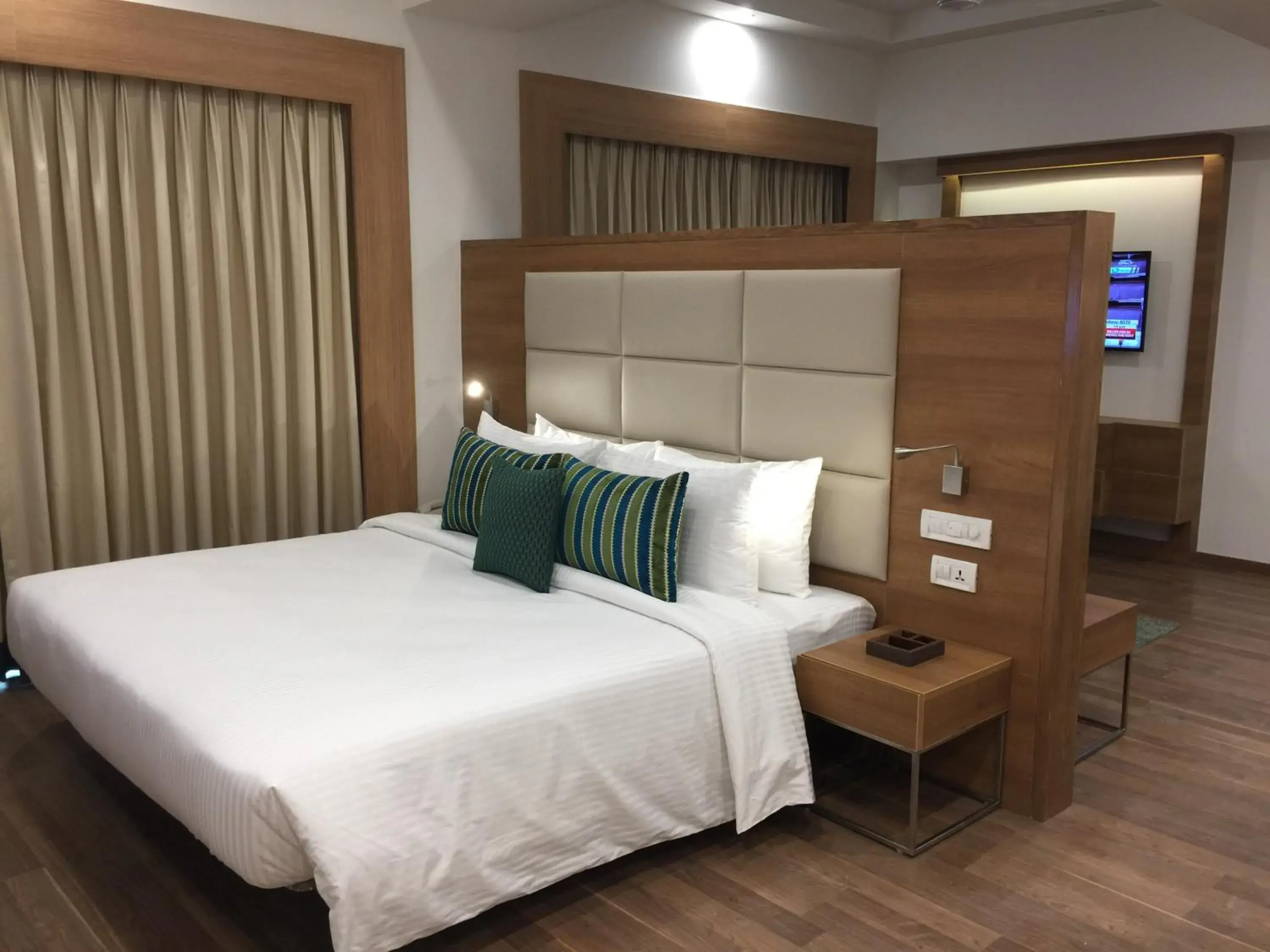 Photo of the whole room, Bed in Lemon Tree Hotel, Sector 60, Gurugram