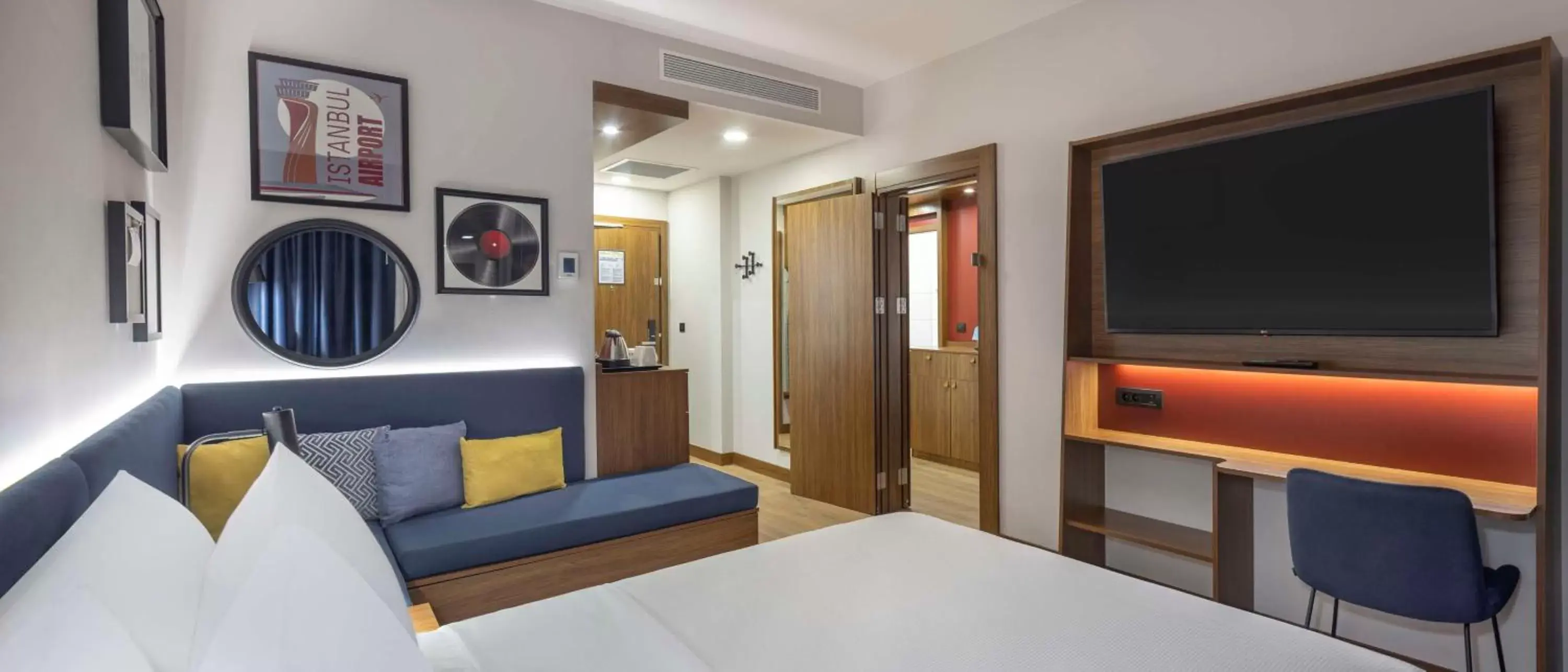 Bed, TV/Entertainment Center in Hampton By Hilton Istanbul Airport, Arnavutkoy