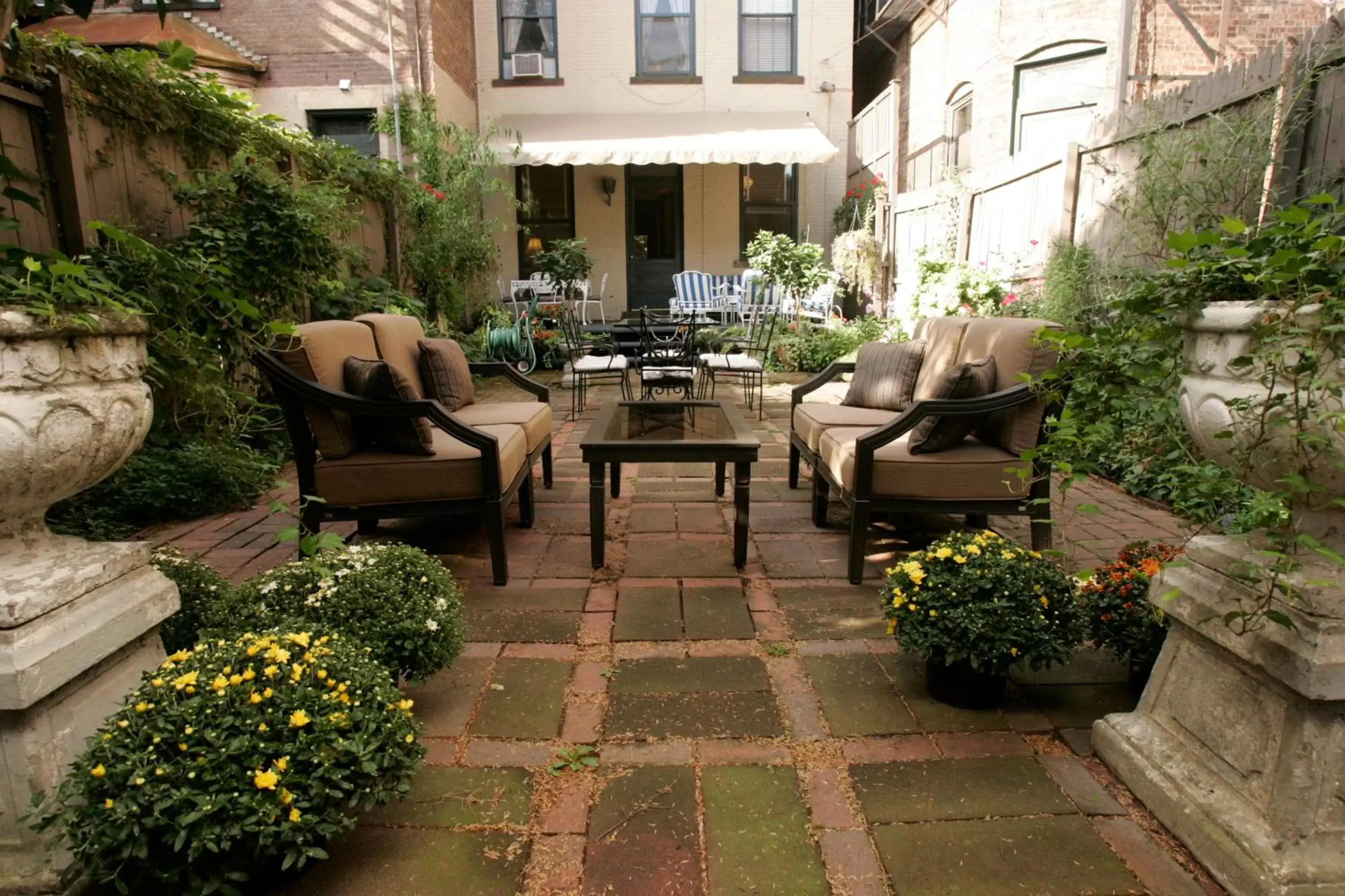 Garden in Morgan State House Inn