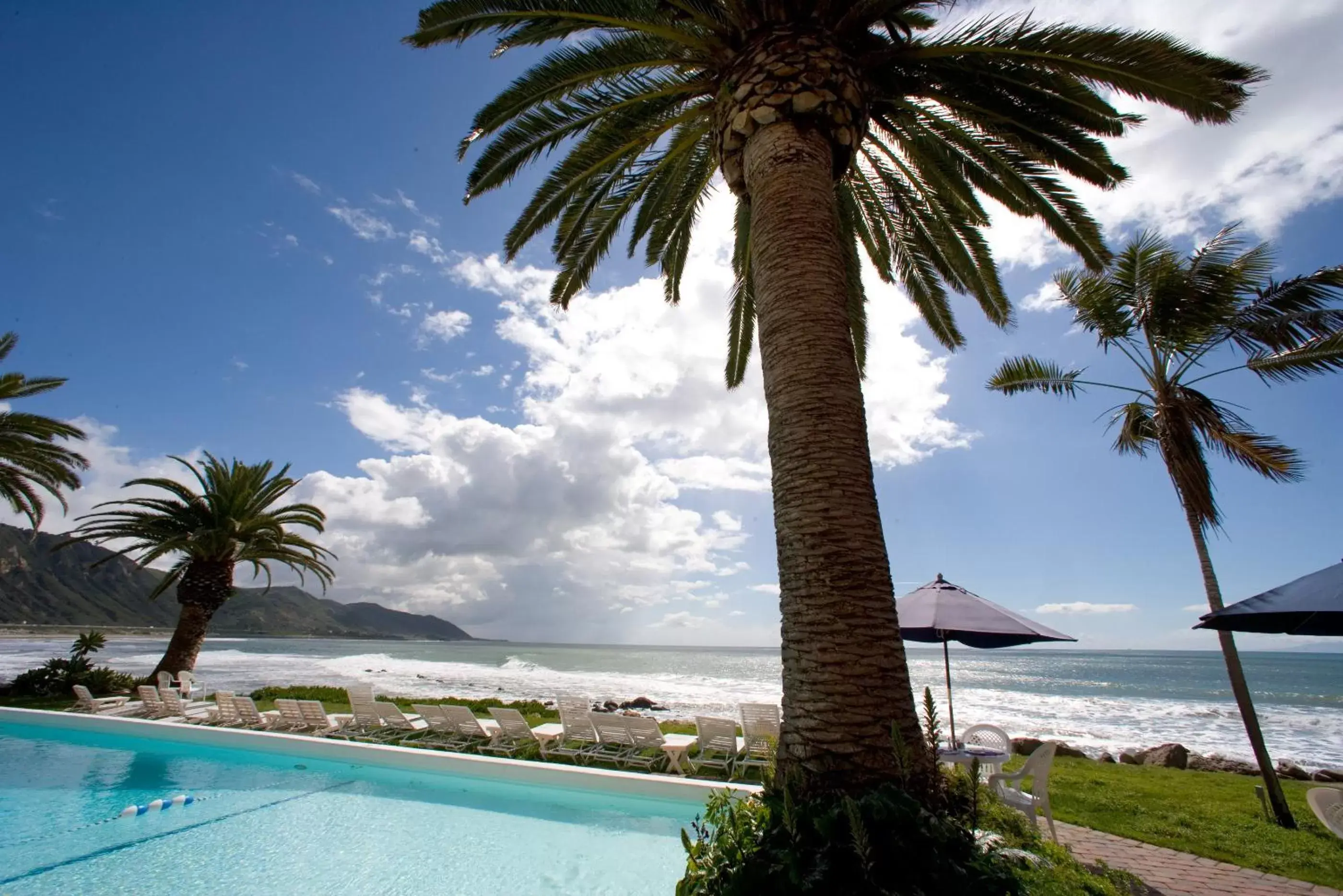 Garden view, Swimming Pool in Cliff House Inn