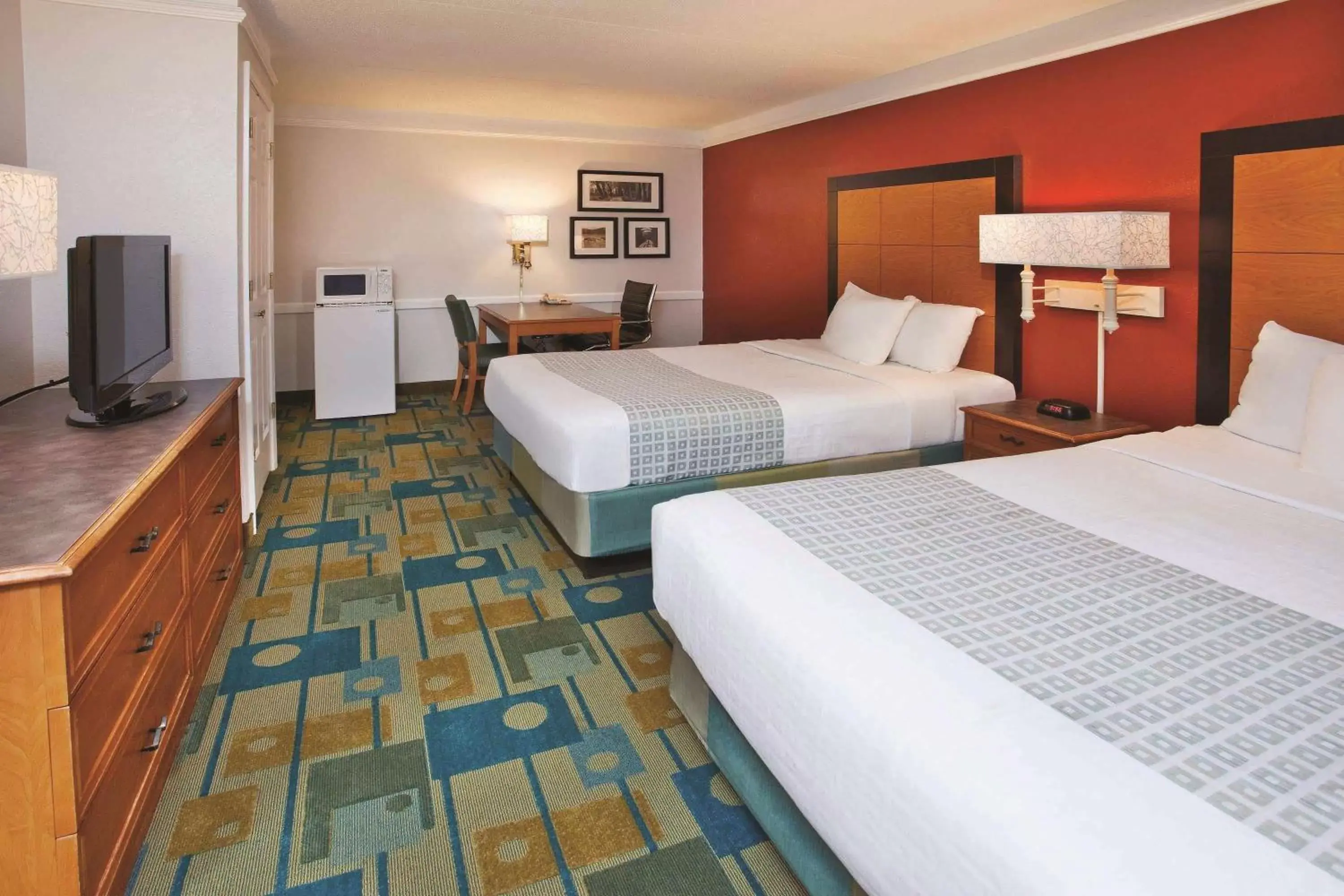 Photo of the whole room, Bed in La Quinta Inn by Wyndham Savannah Midtown