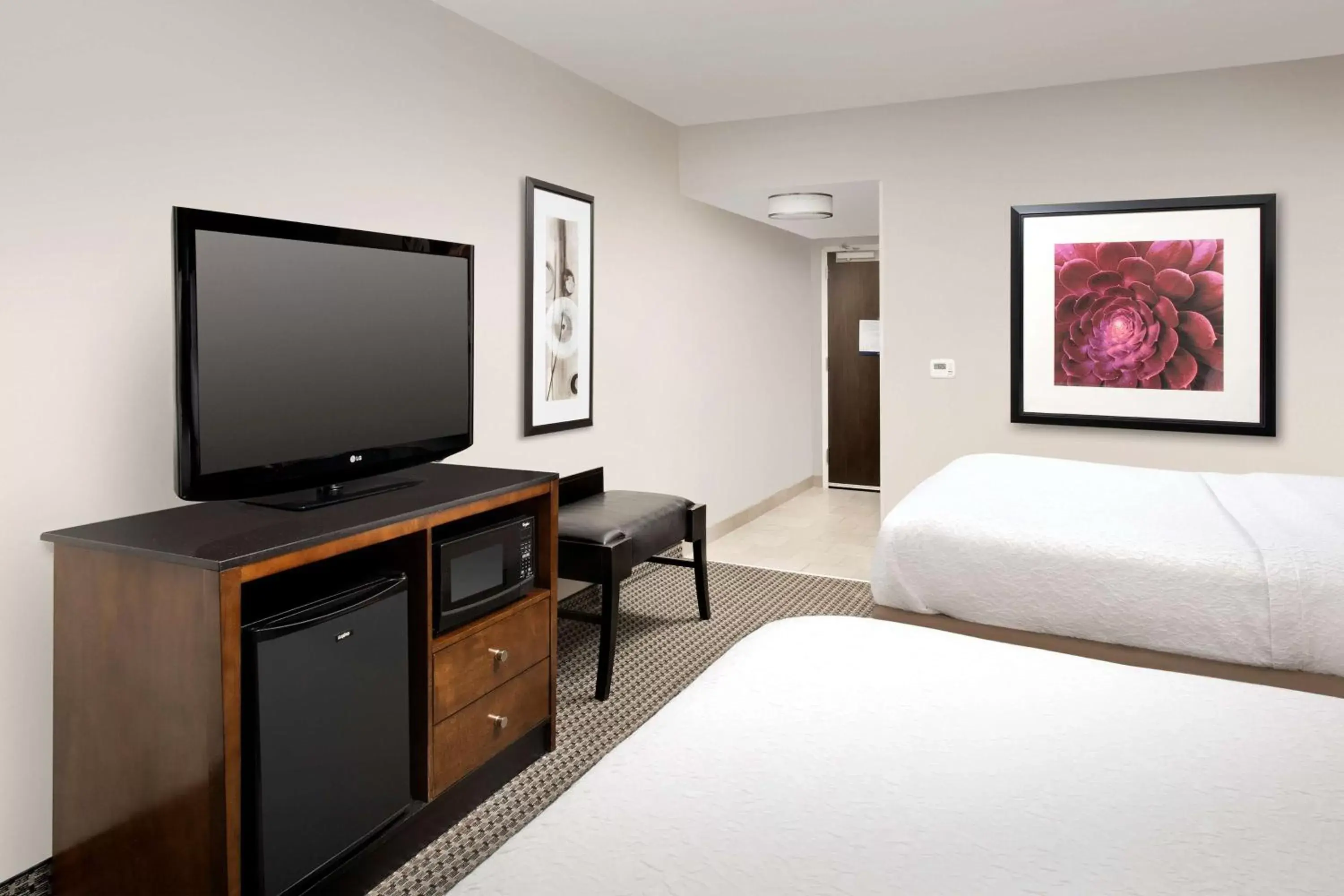 Bed, TV/Entertainment Center in Hampton Inn & Suites Tupelo/Barnes Crossing