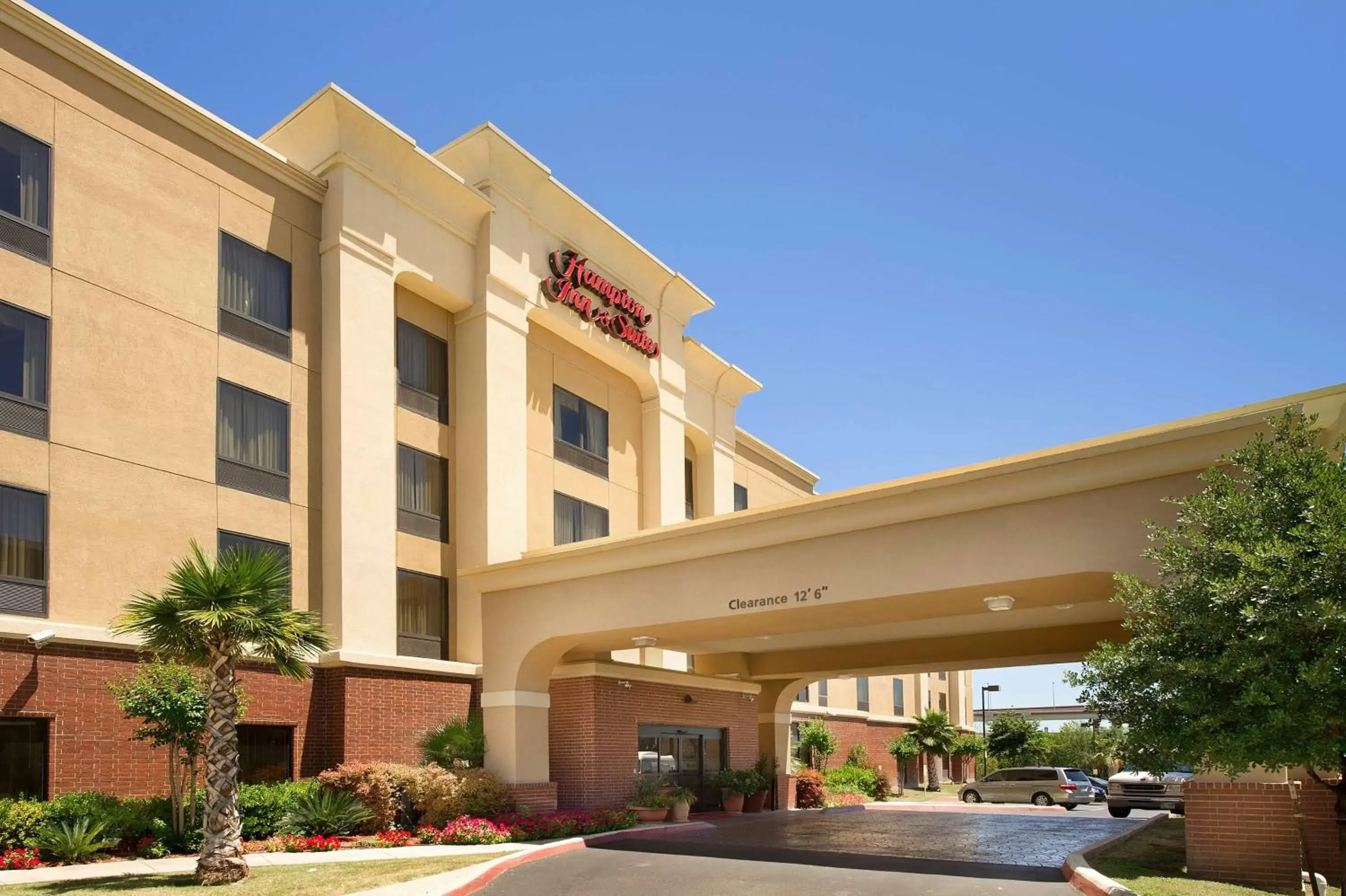 Property building in Hampton Inn and Suites San Antonio Airport Property building in Hampton Inn and Suites San Antonio Airport