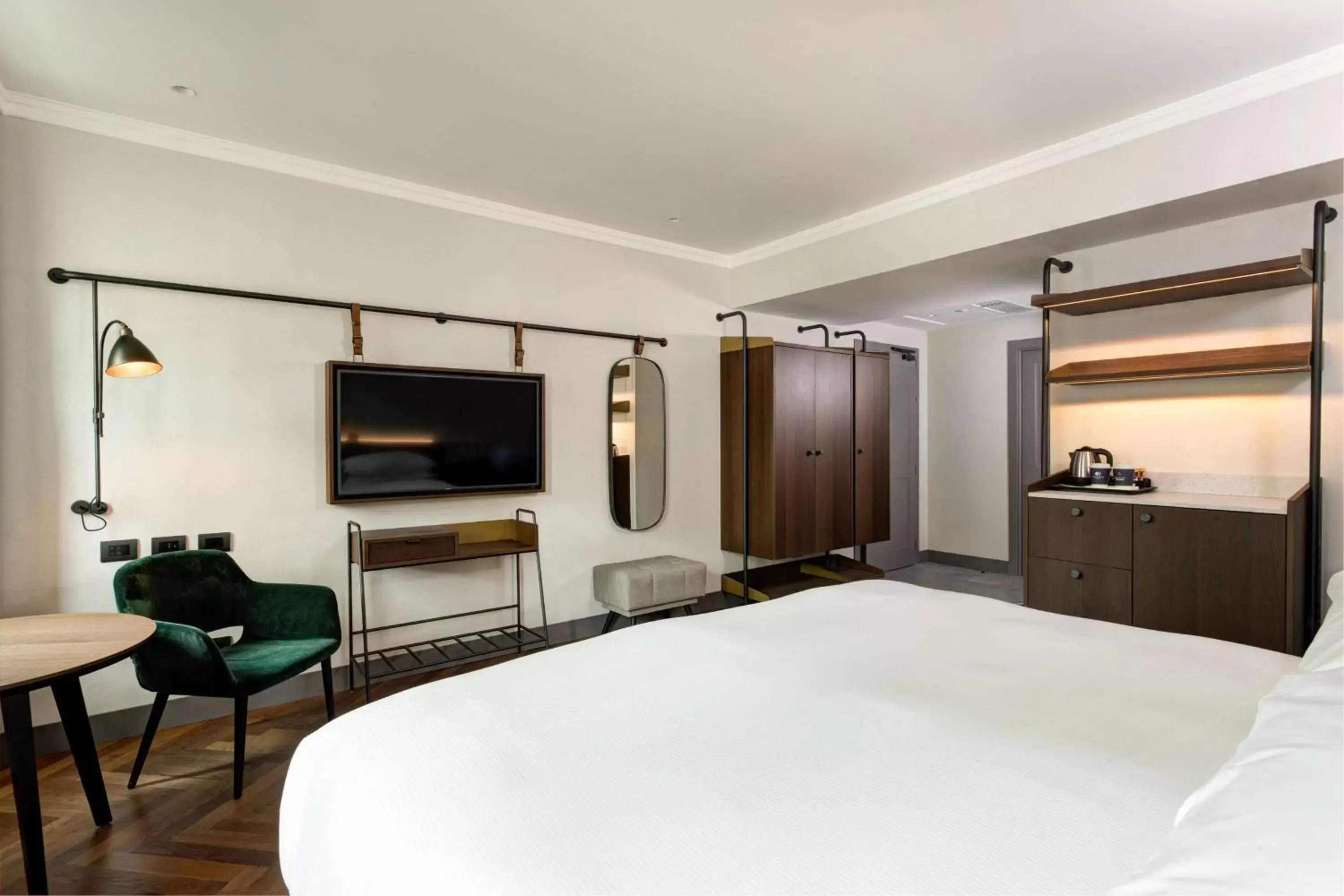Bed, TV/Entertainment Center in DoubleTree By Hilton Rome Monti