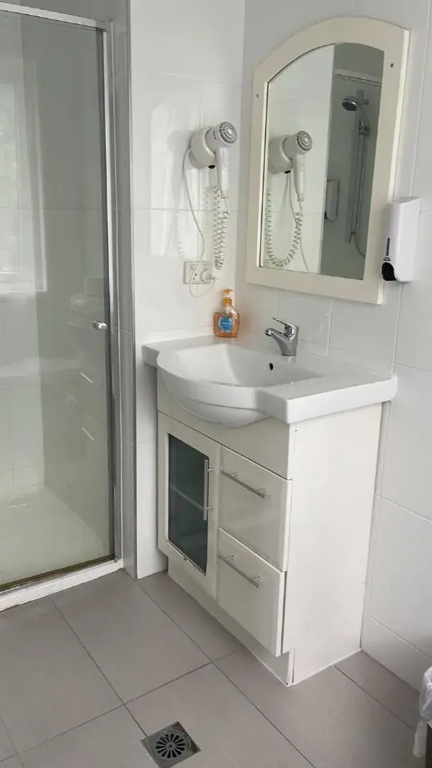 Shower, Bathroom in Lily Sands Inn