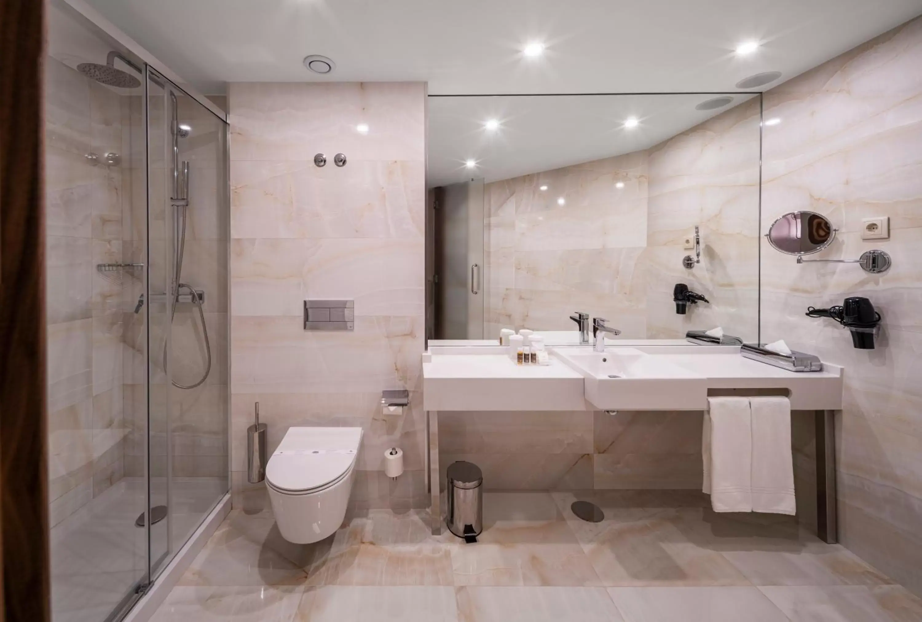 Bedroom, Bathroom in TURIM Oporto Hotel