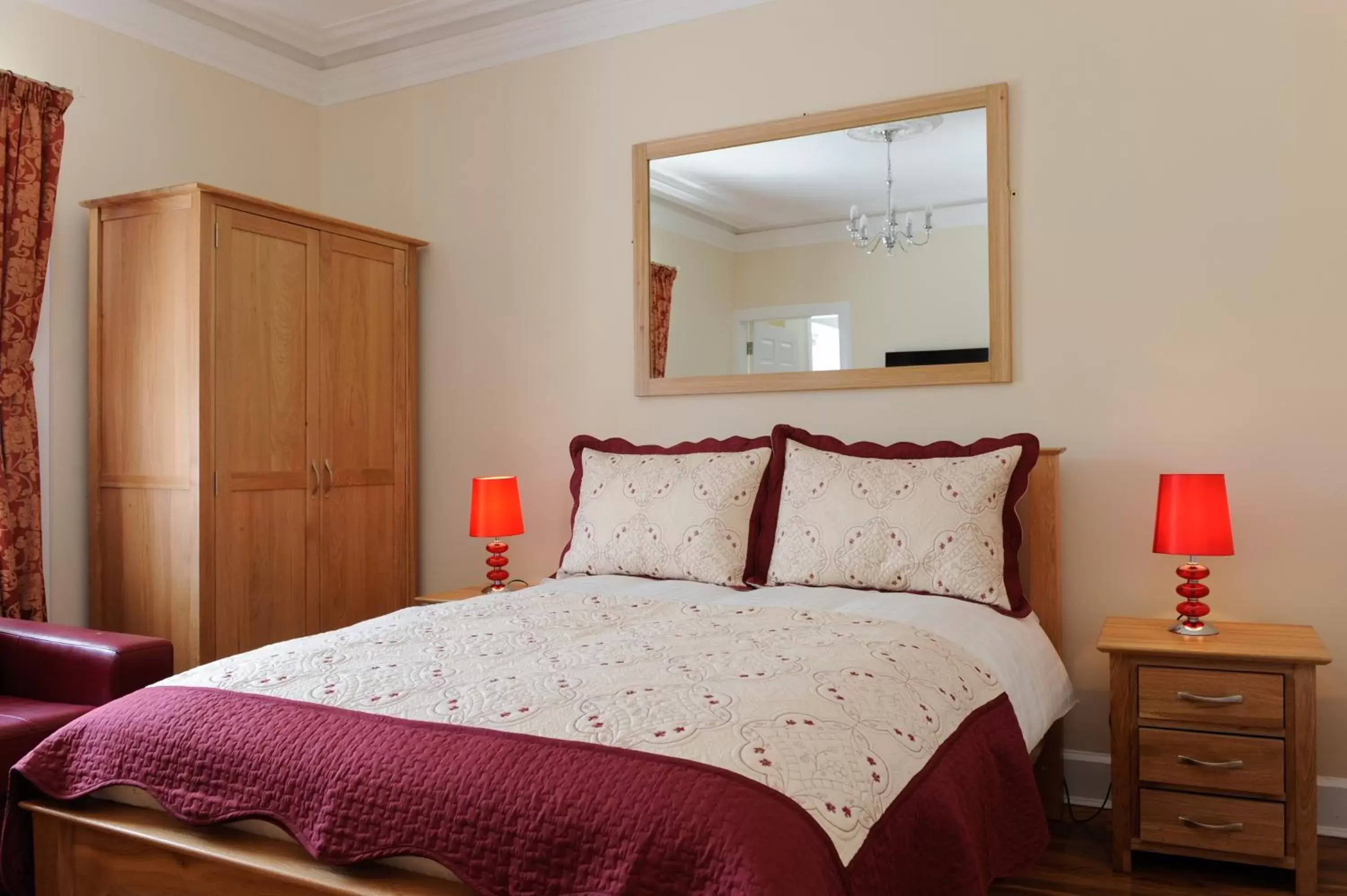 Bedroom, Bed in Edinburgh City Suites