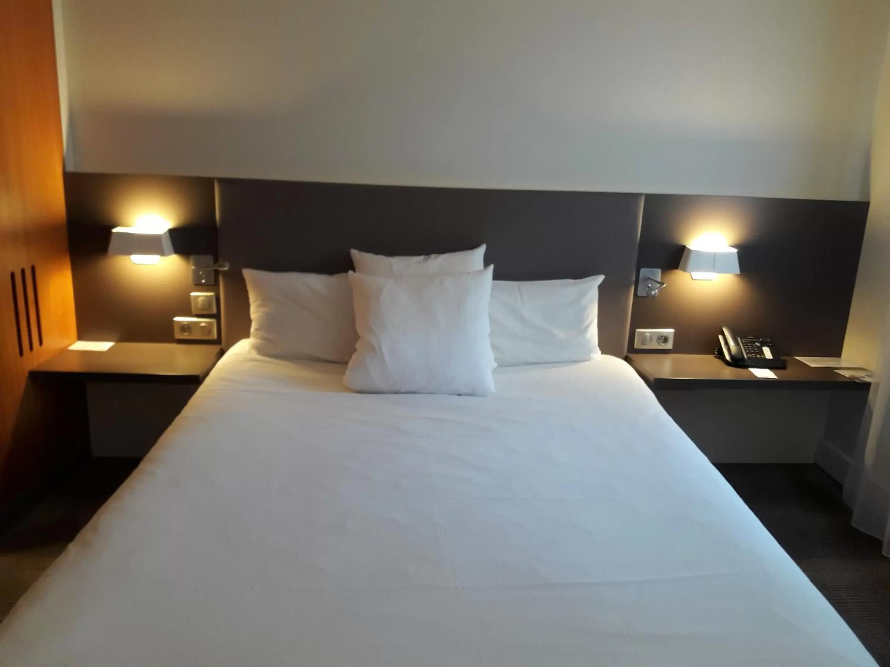 Bed in Novotel Suites Rouen Normandie