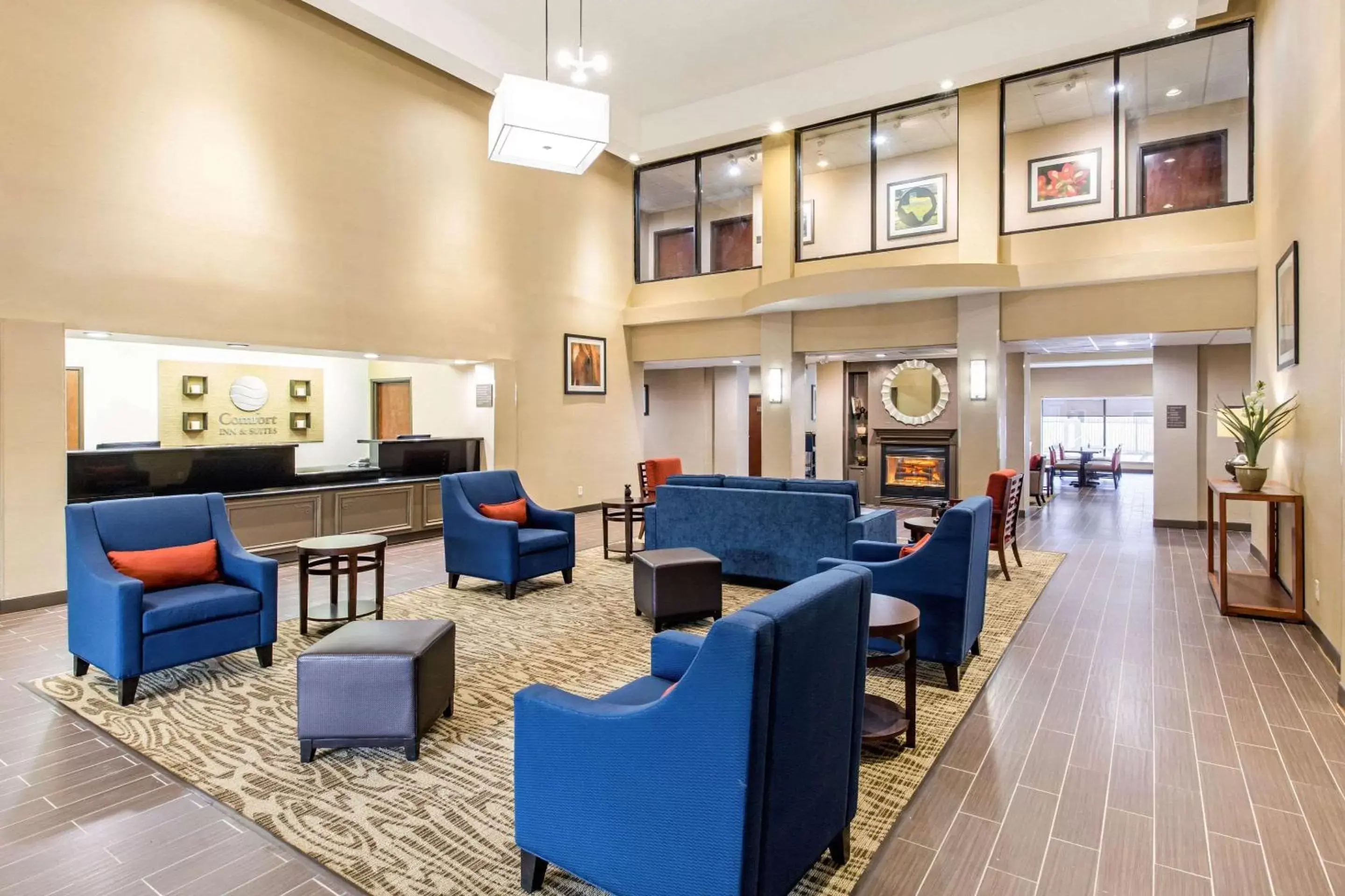 Lobby or reception, Lounge/Bar in Comfort Inn & Suites IAH Bush Airport – East