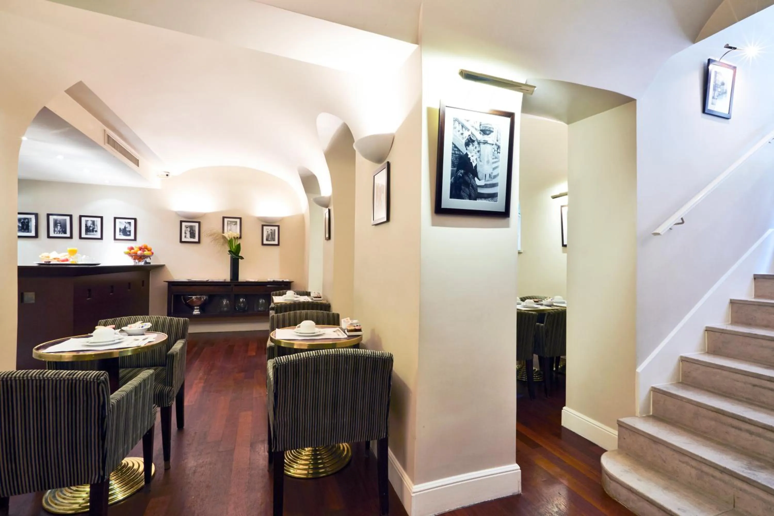 Restaurant/places to eat in Golden Tulip Washington Opera