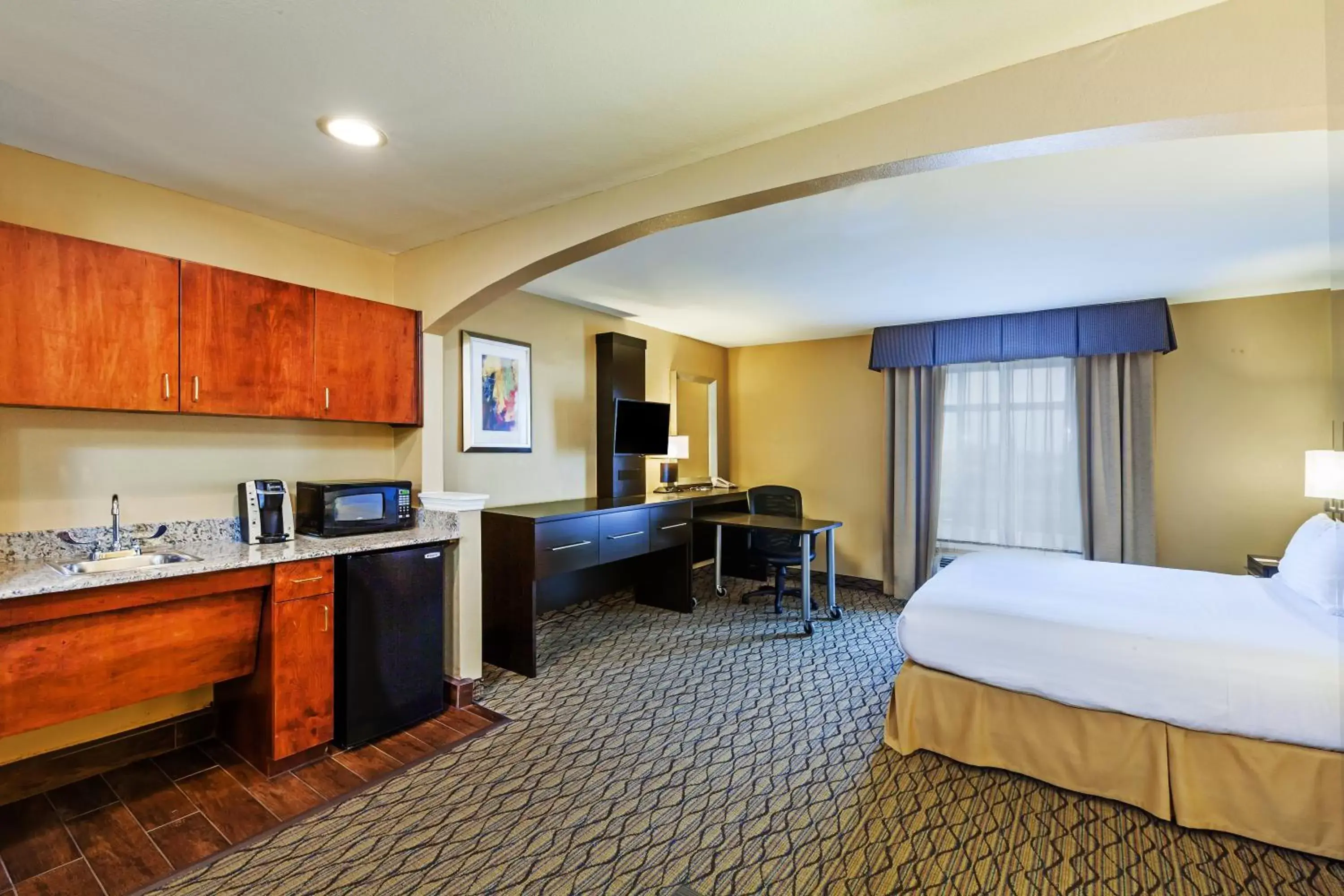 Bedroom in Holiday Inn Express Hotel & Suites Houston-Downtown Convention Center, an IHG Hotel