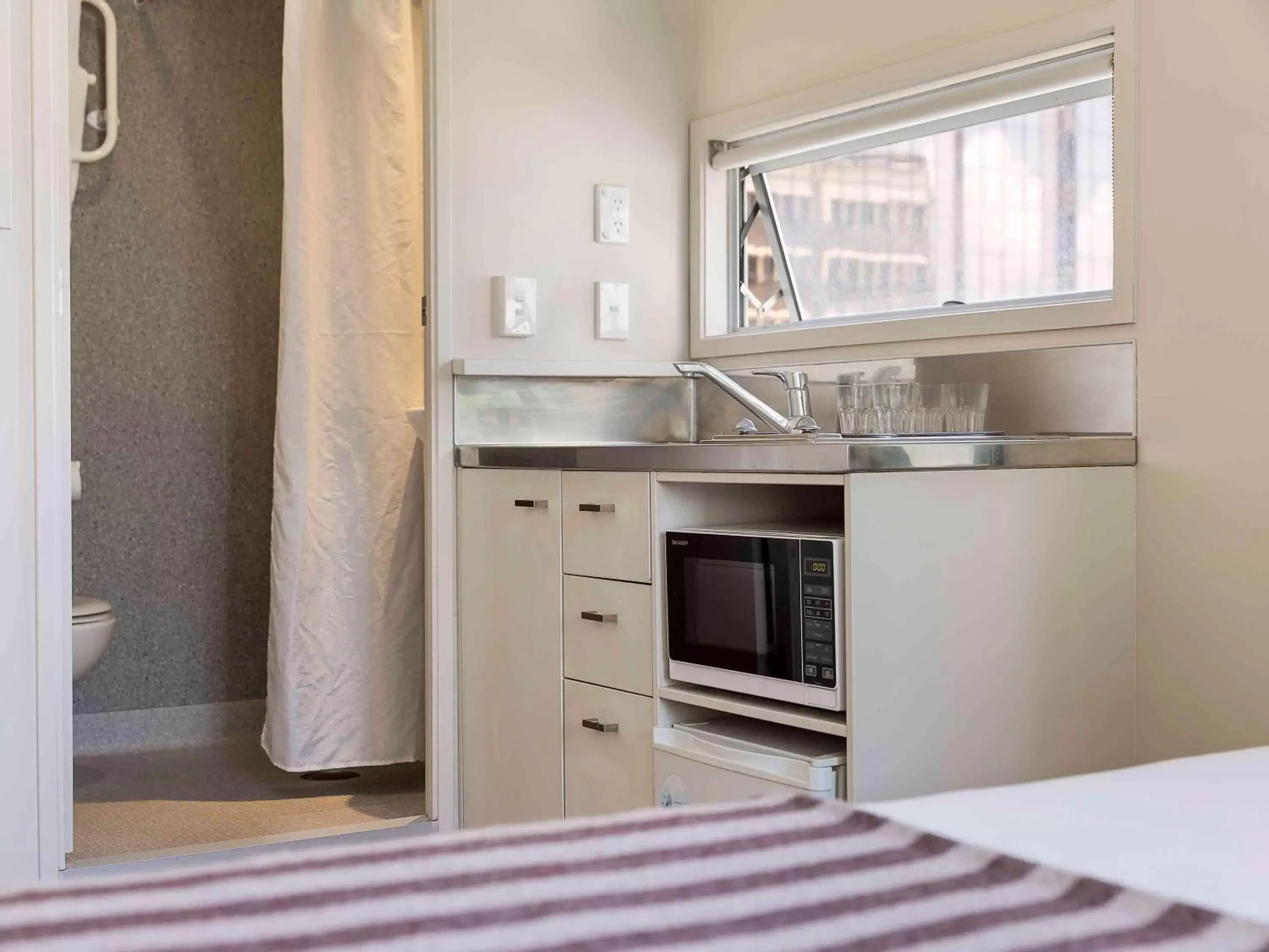 Photo of the whole room, Kitchen/Kitchenette in ibis budget Auckland Central