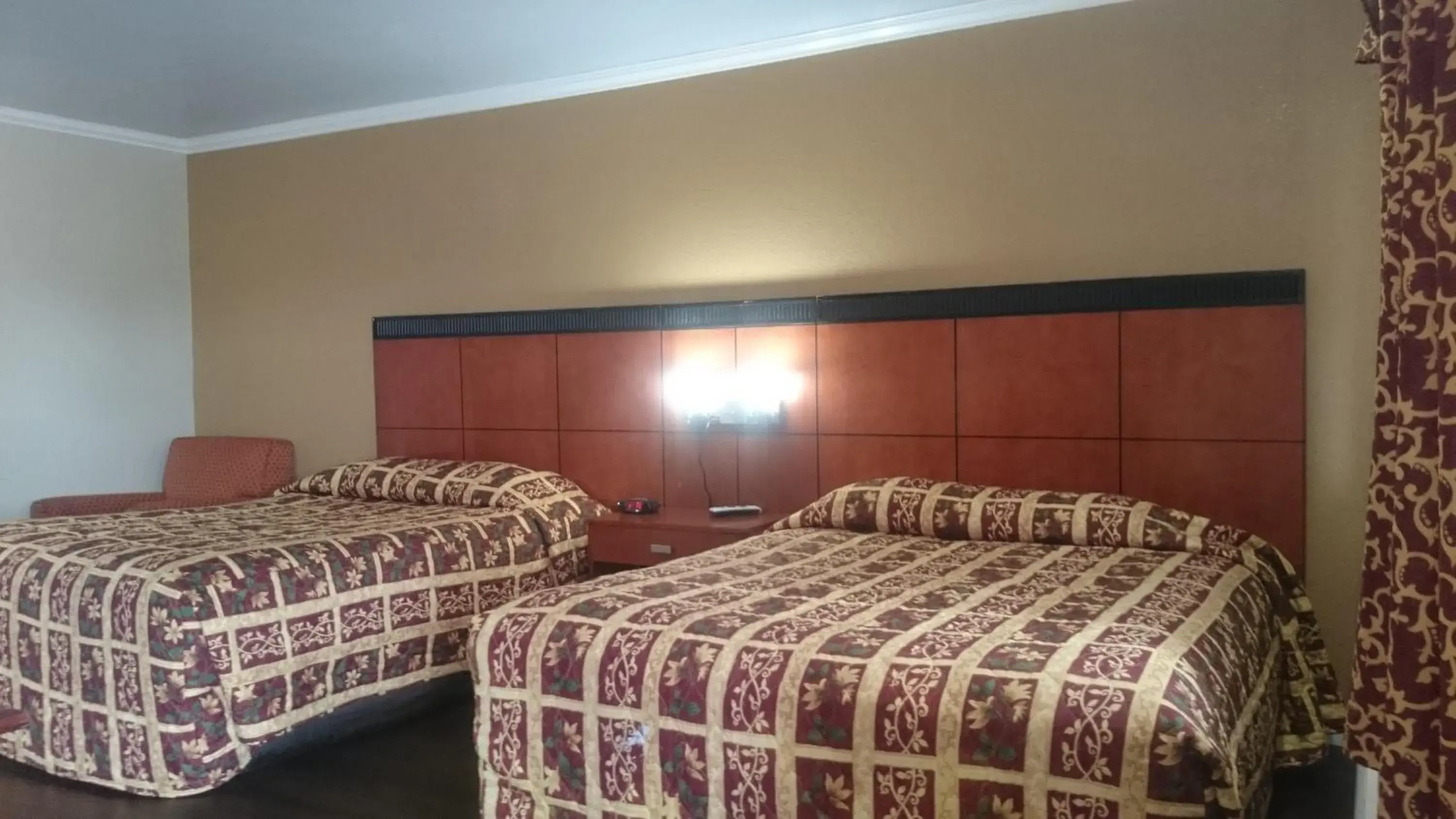 Bed in Monterey Fairgrounds Inn Bed in Monterey Fairgrounds Inn