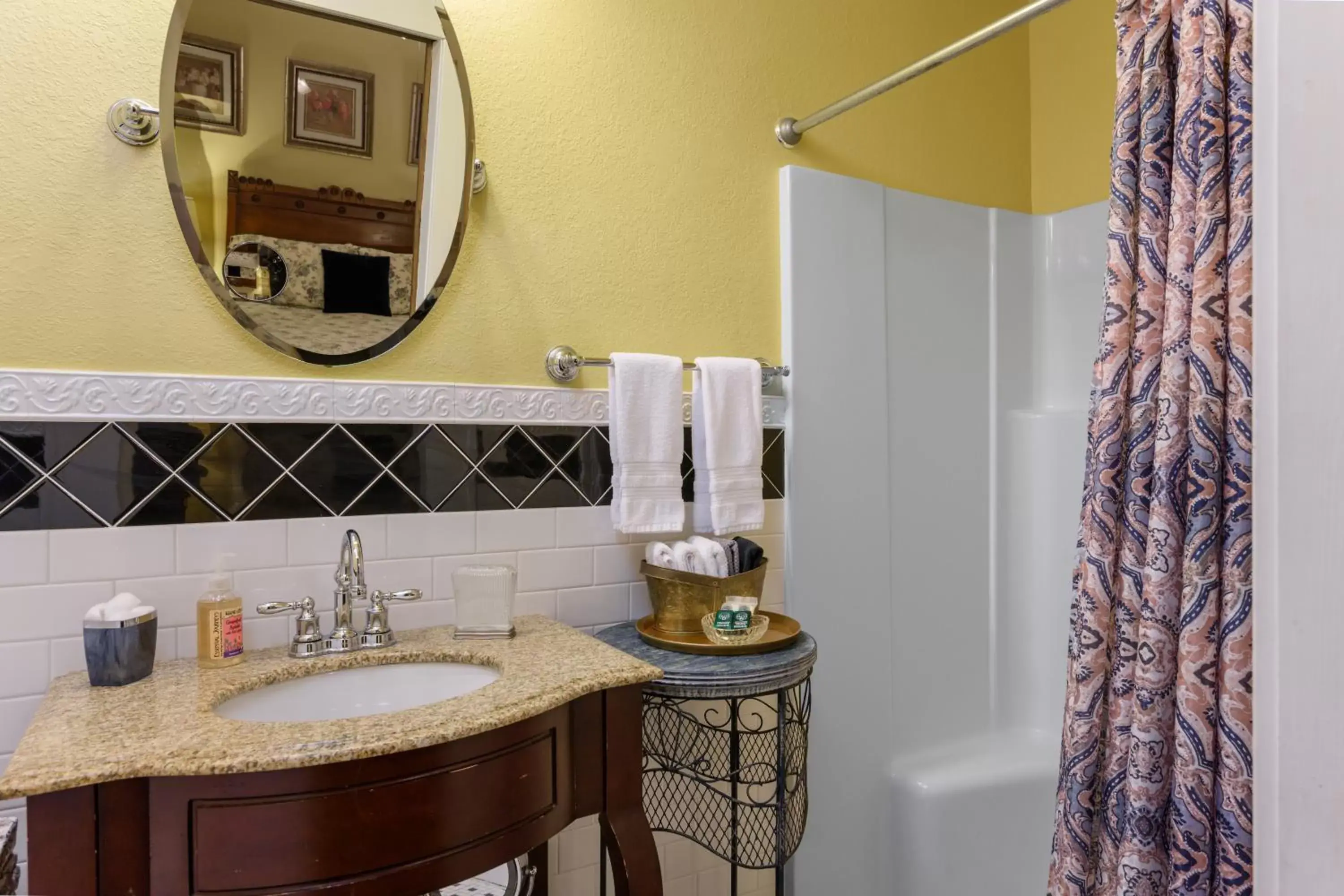 Bathroom in Oakland Cottage Bed and Breakfast