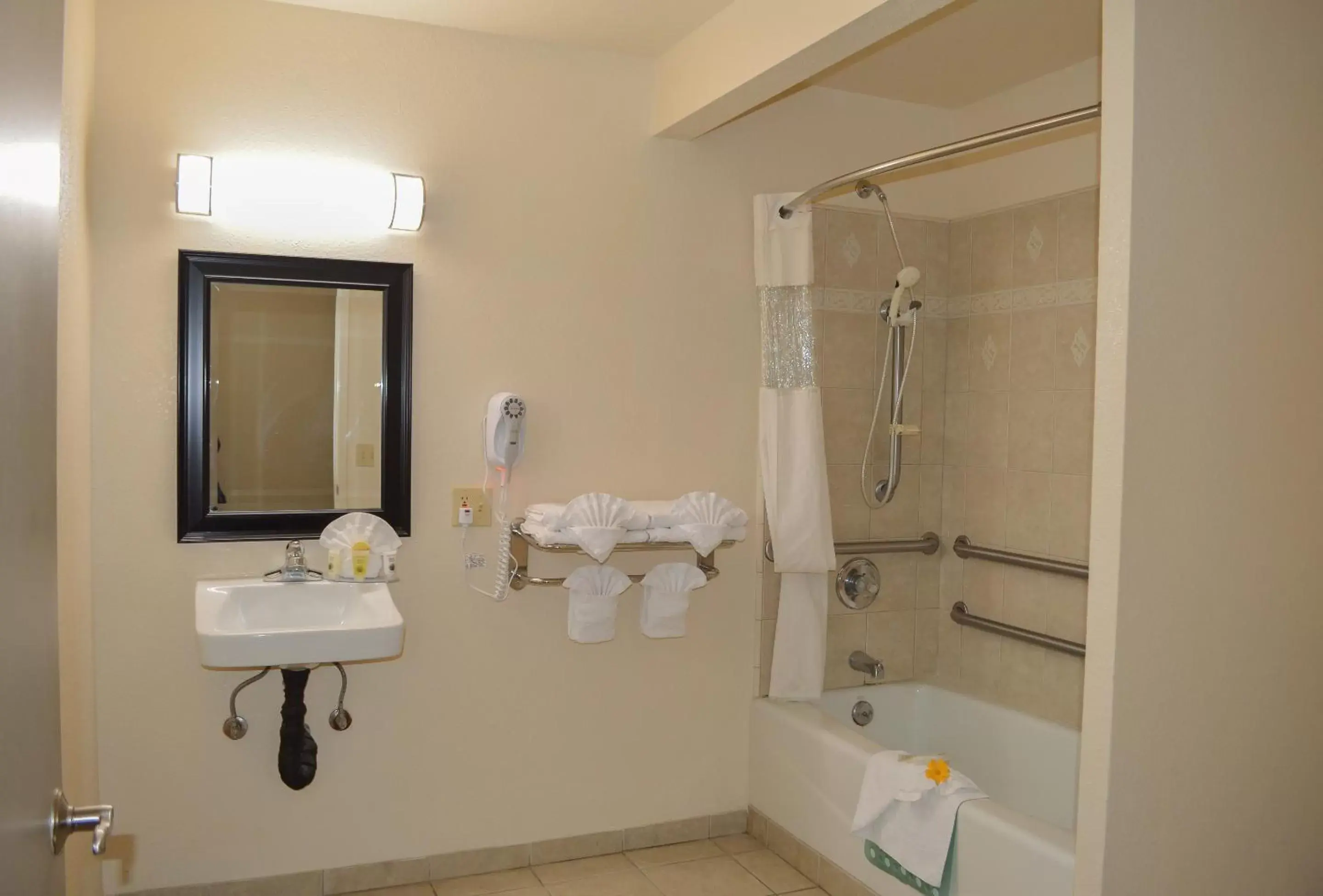 Bathroom in Sea Breeze Inn - San Simeon