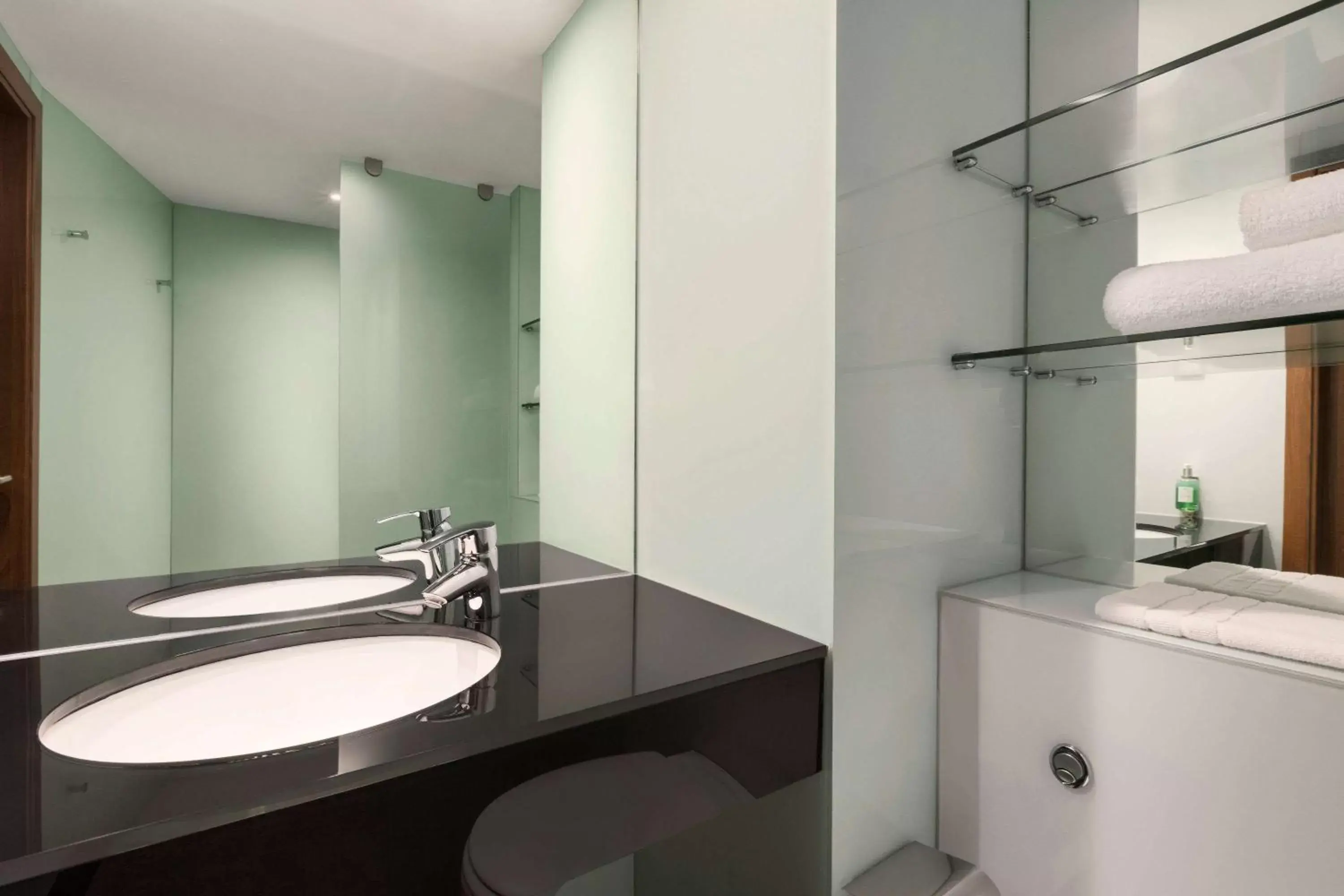 Bathroom in Ramada Encore Leicester City Centre Bathroom in Ramada Encore Leicester City Centre