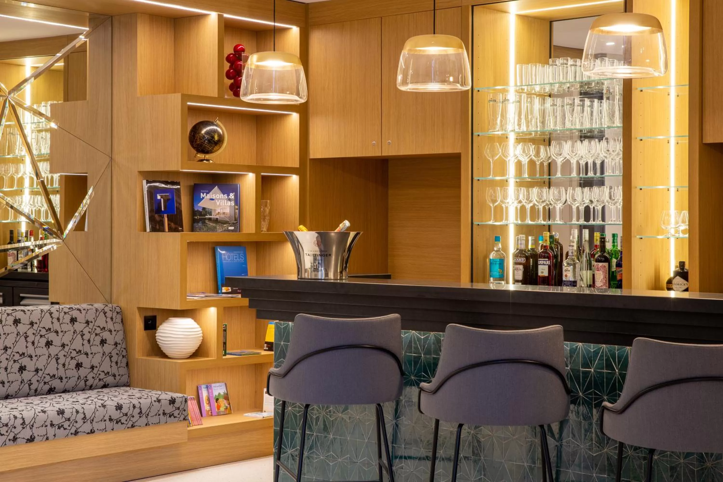 Lounge or bar in Hôtel Apollinaire Nice