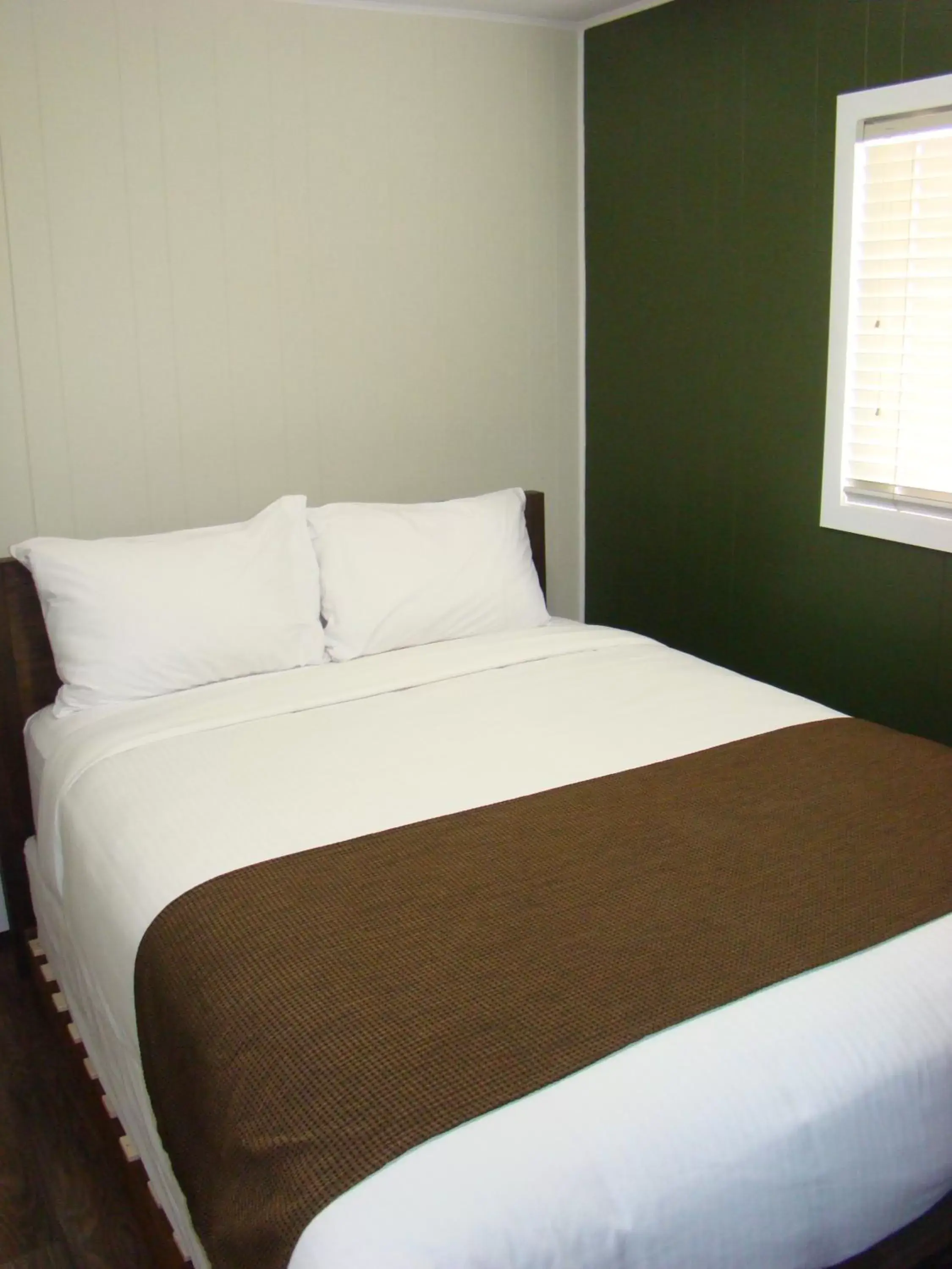 Bedroom, Bed in Paddock Inn