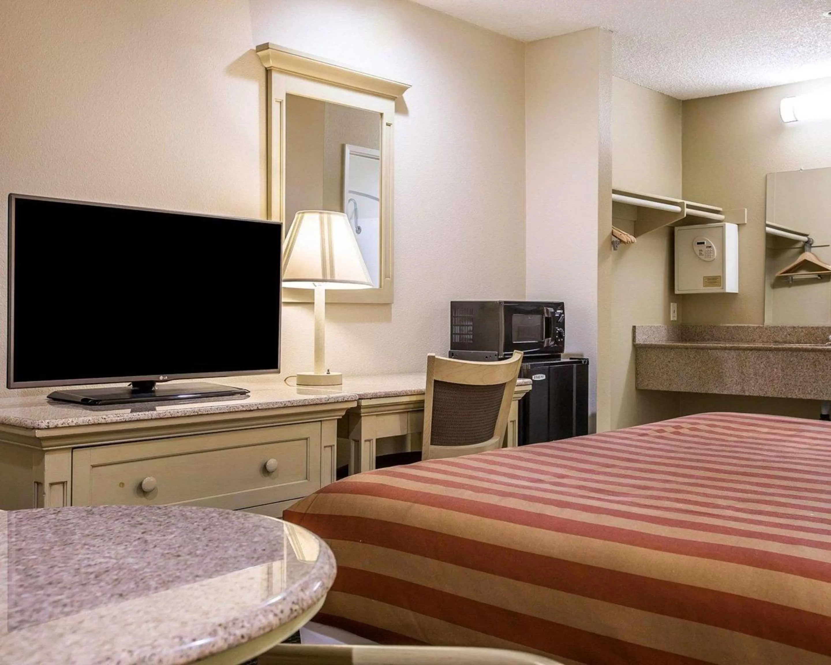 Photo of the whole room, Bed in Rodeway Inn Santee San Diego East