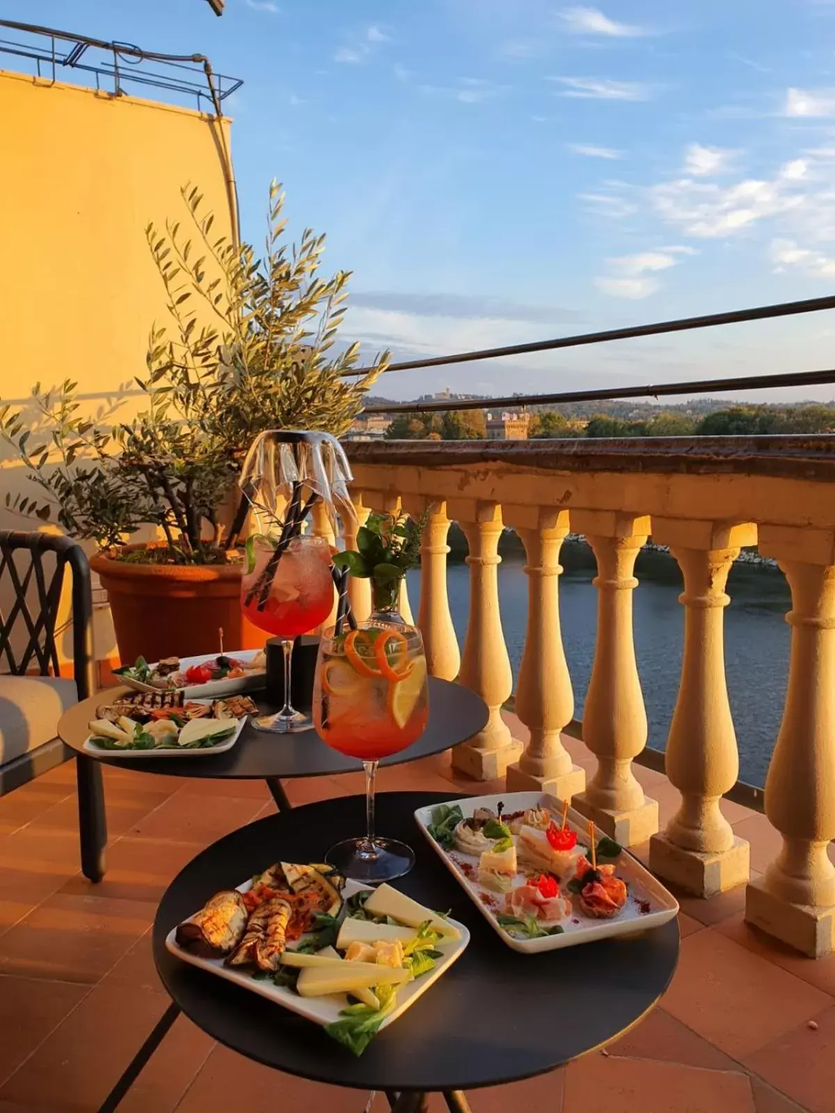 Food and drinks in Hotel Lungarno Vespucci 50