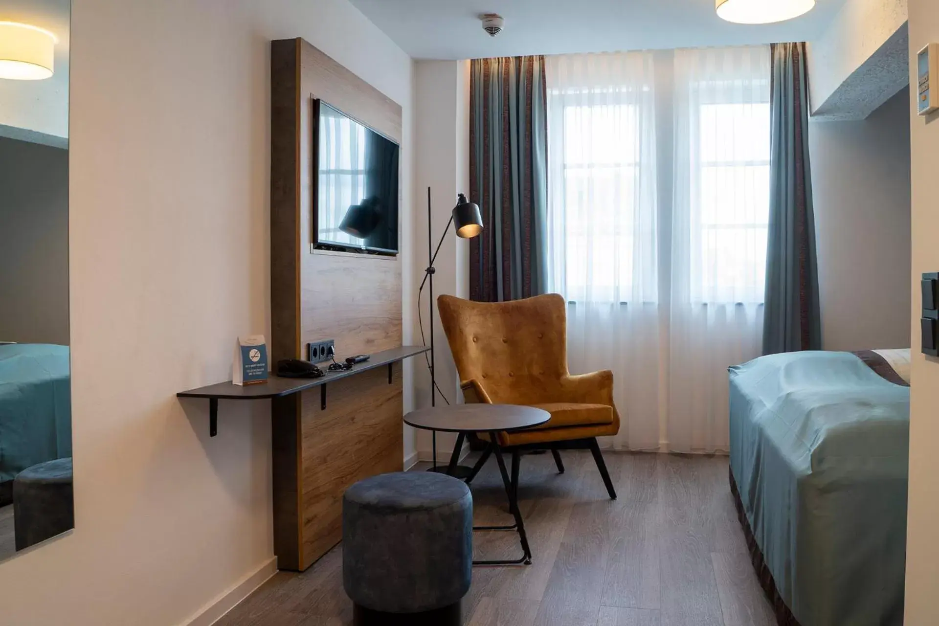 TV and multimedia, Bed in Trip Inn Hotel & Suites Essen TV and multimedia, Bed in Trip Inn Hotel & Suites Essen