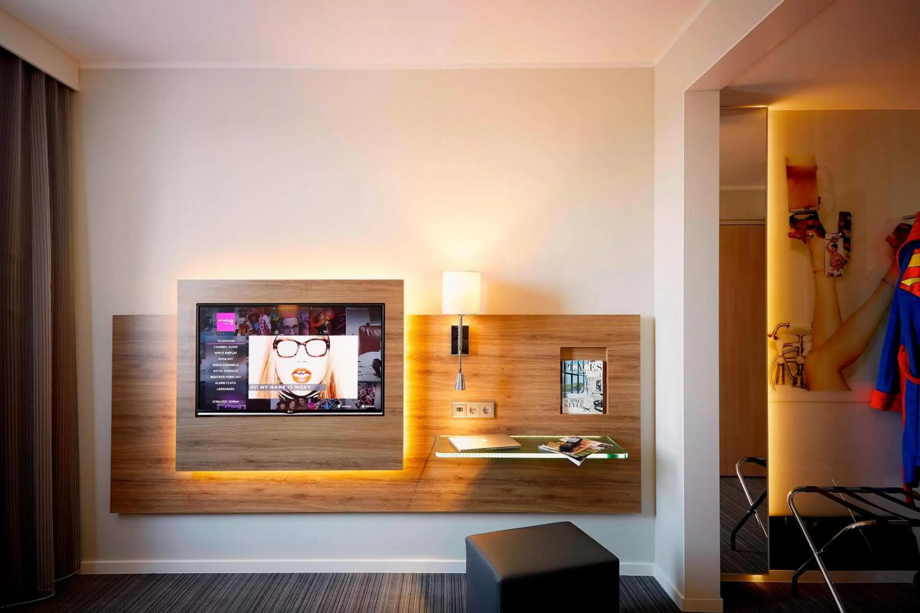 Photo of the whole room, TV/Entertainment Center in Moxy Munich Airport