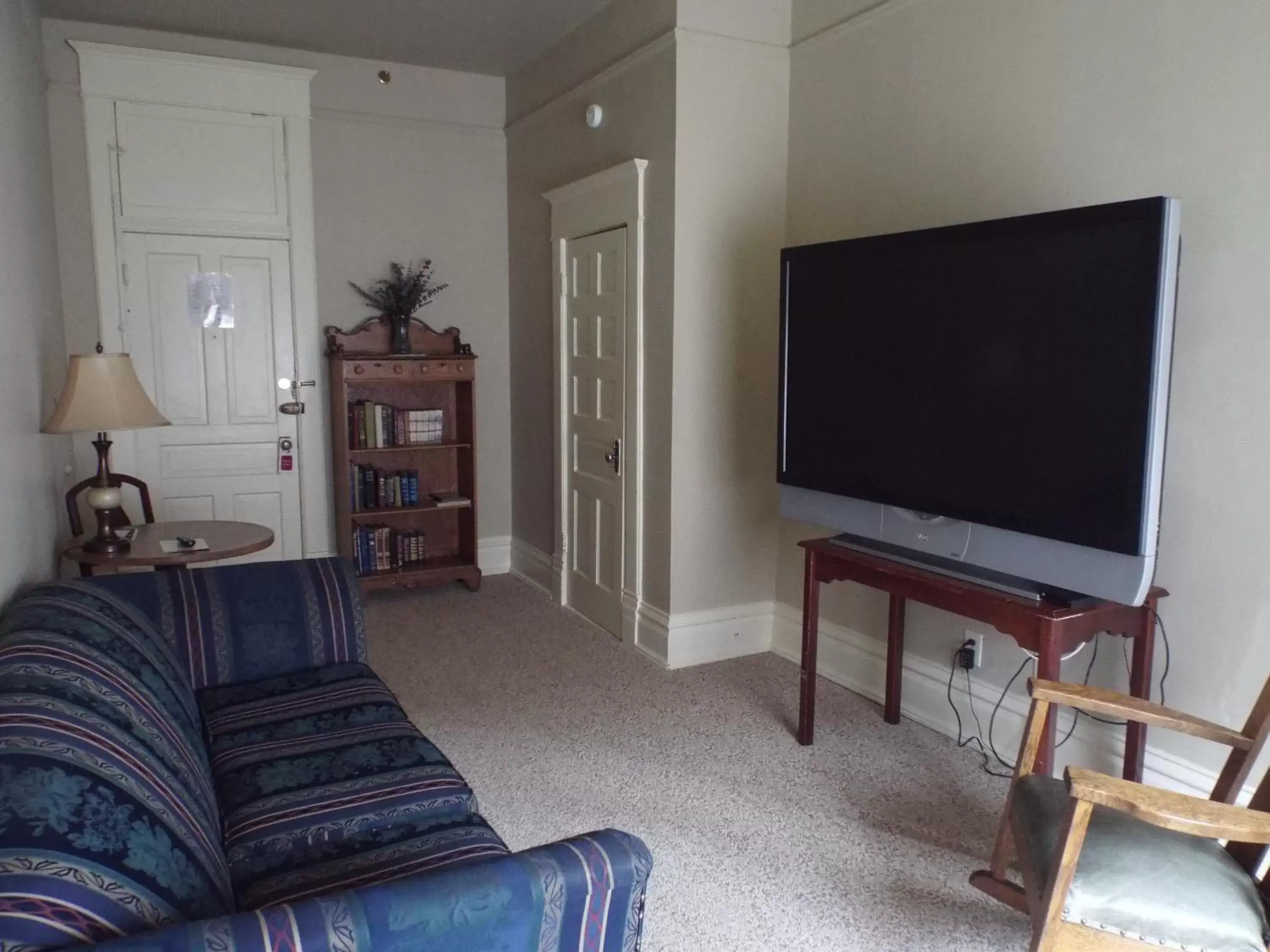 Seating area, TV/Entertainment Center in Historic Franklin Hotel